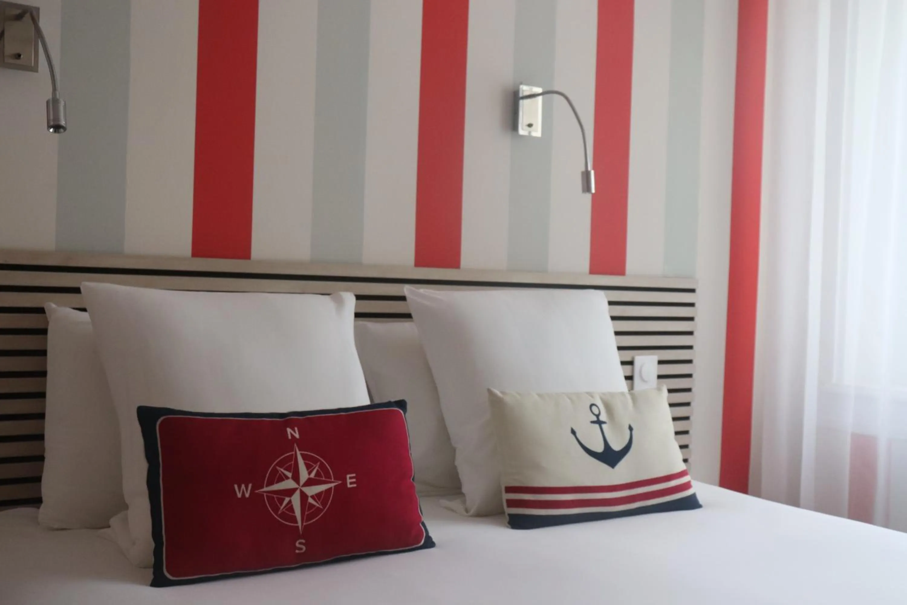 Bedroom, Bed in Hôtel The Originals Miramar, Royan Pontaillac