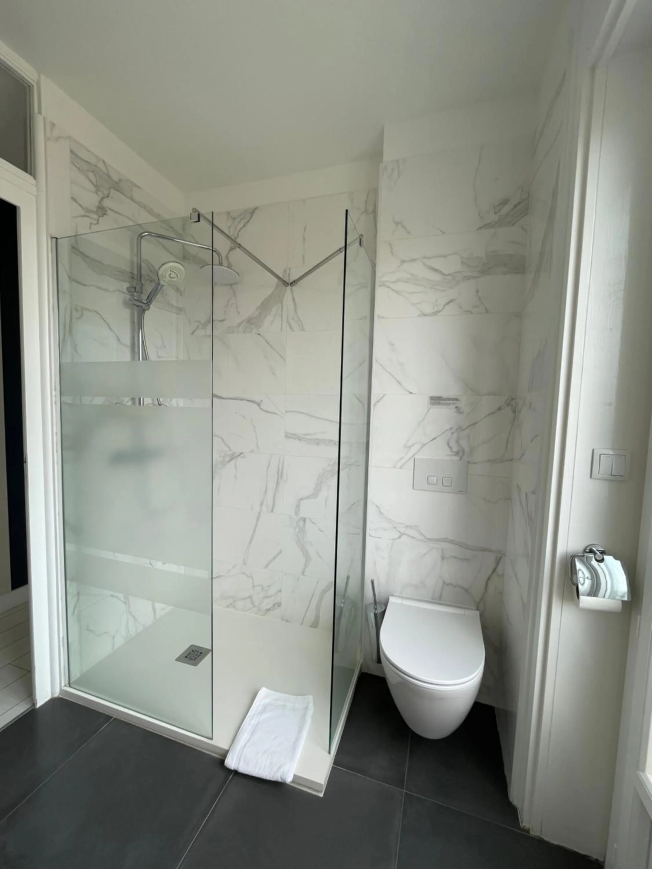 Bathroom in Hôtel The Originals Miramar, Royan Pontaillac