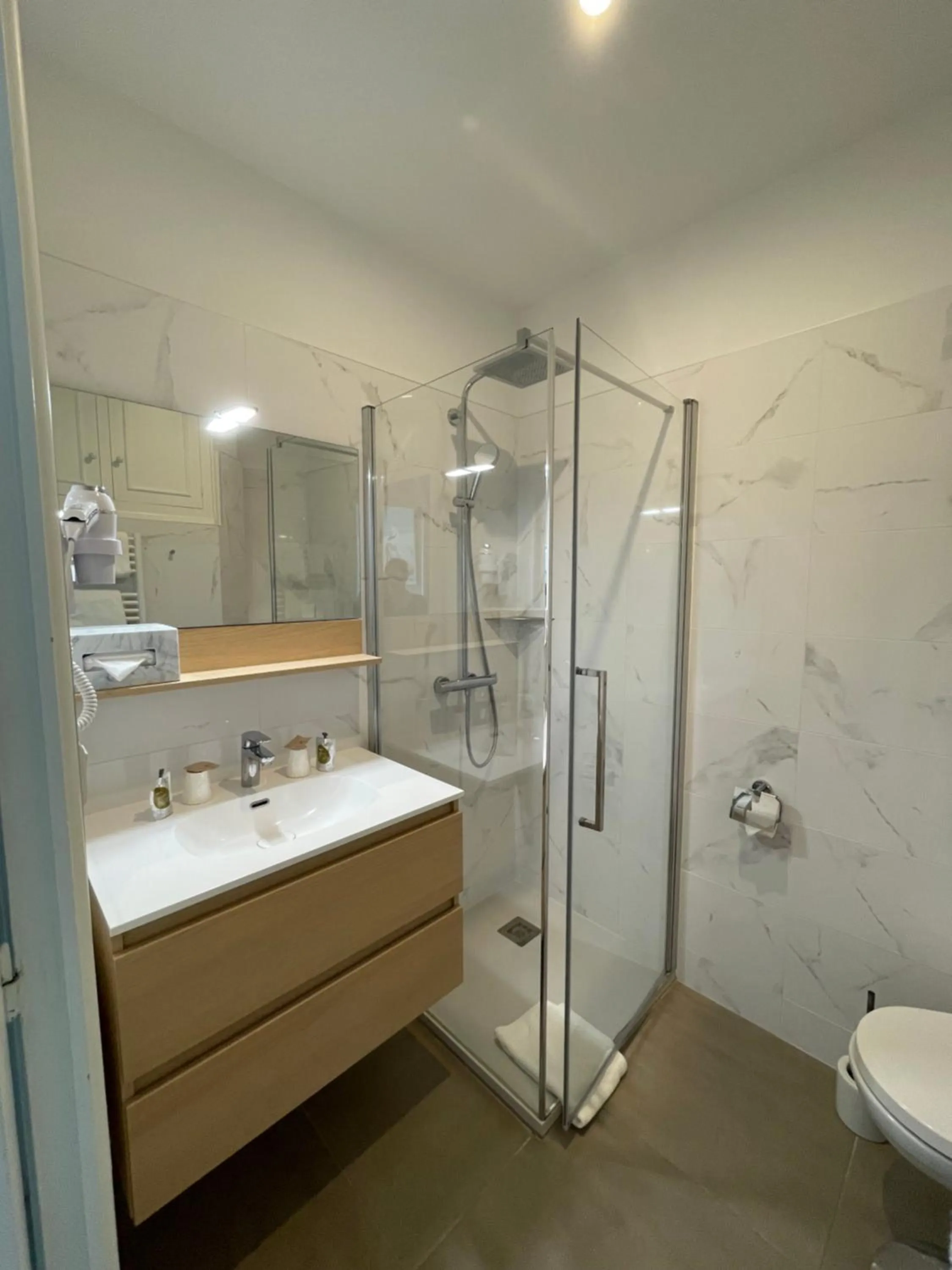 Bathroom in Hôtel The Originals Miramar, Royan Pontaillac