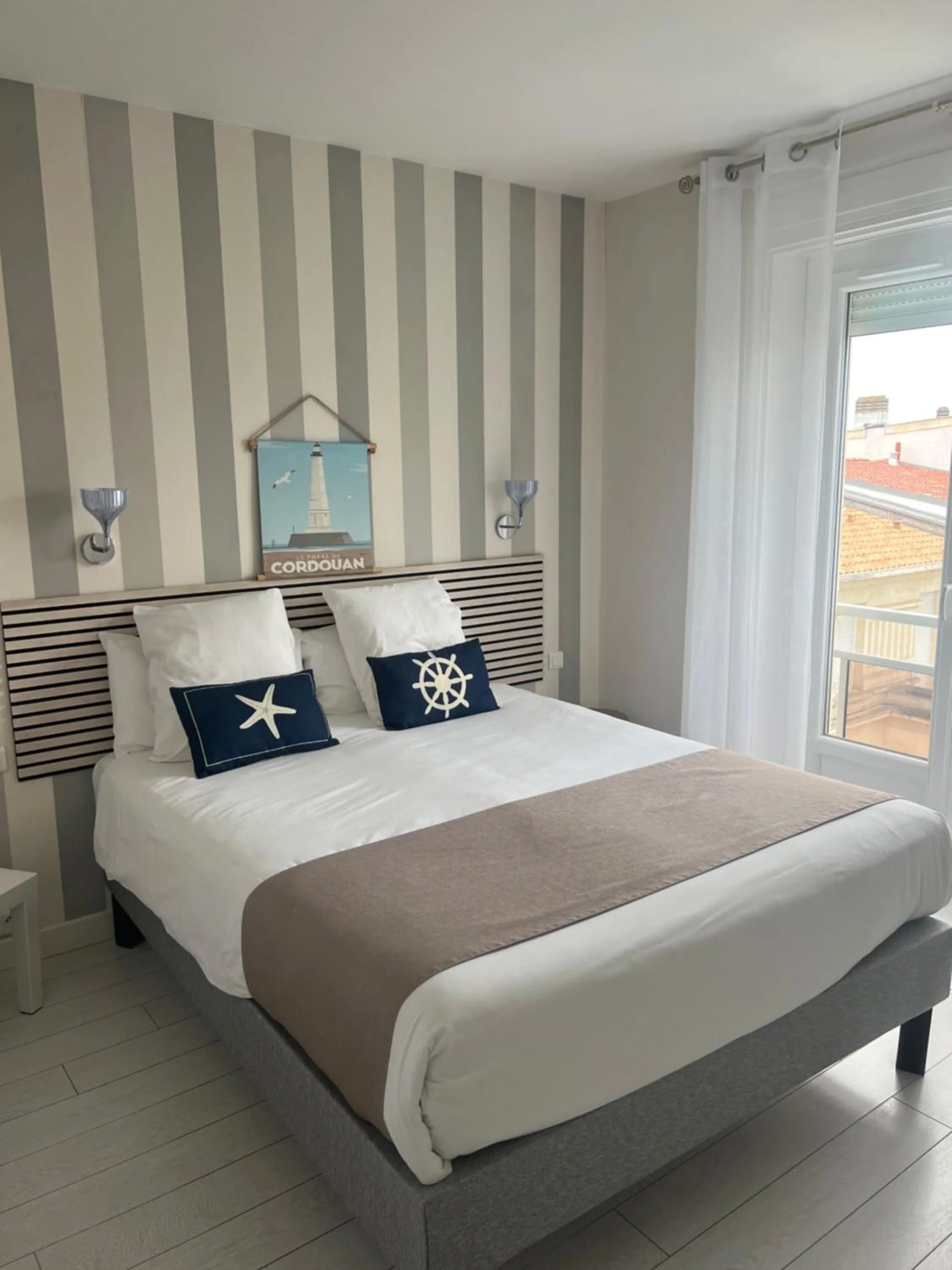 Photo of the whole room, Bed in Hôtel The Originals Miramar, Royan Pontaillac