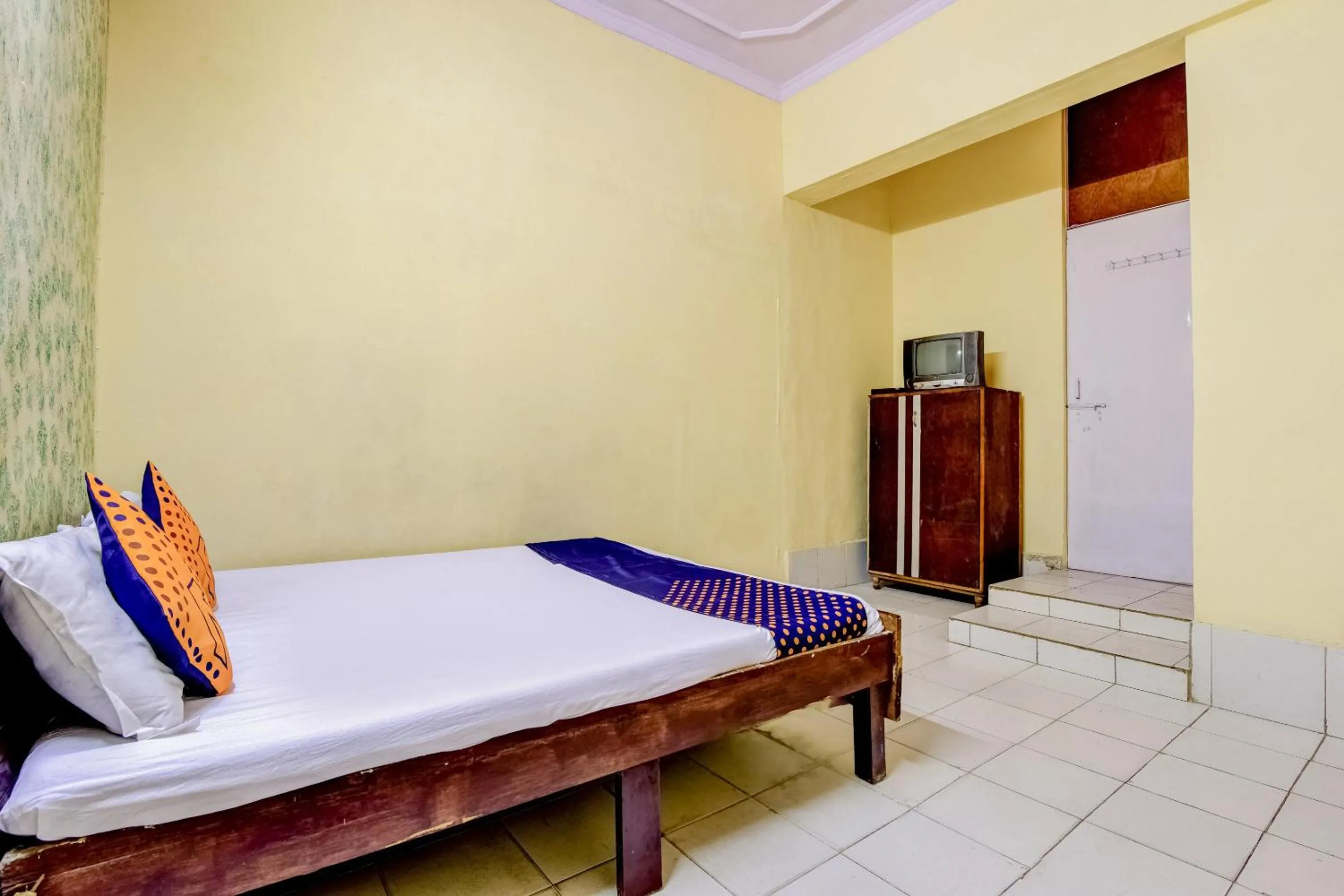 Bedroom, Bed in Spot On Swagat Palace