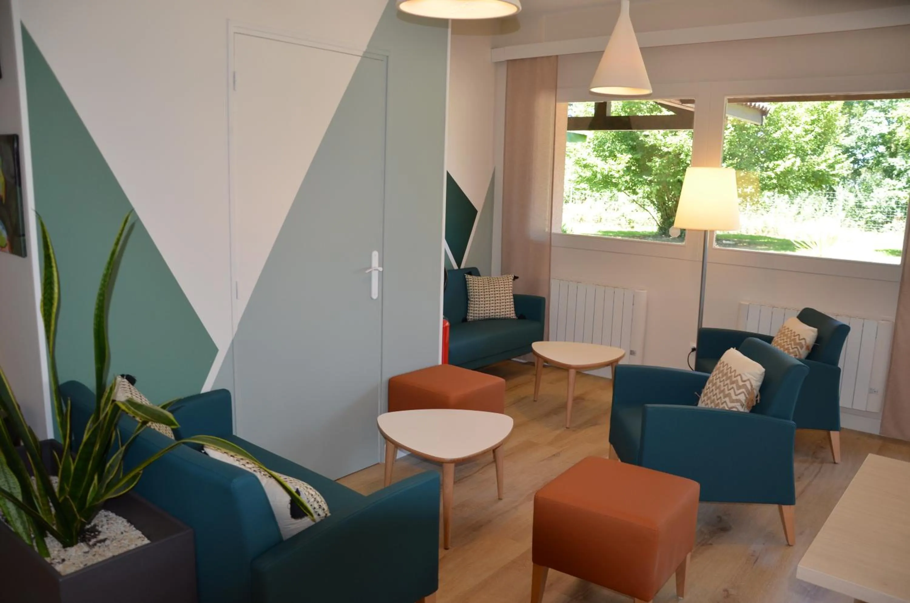 Lounge or bar in The Originals City, Hôtel Amys, Tarbes Sud