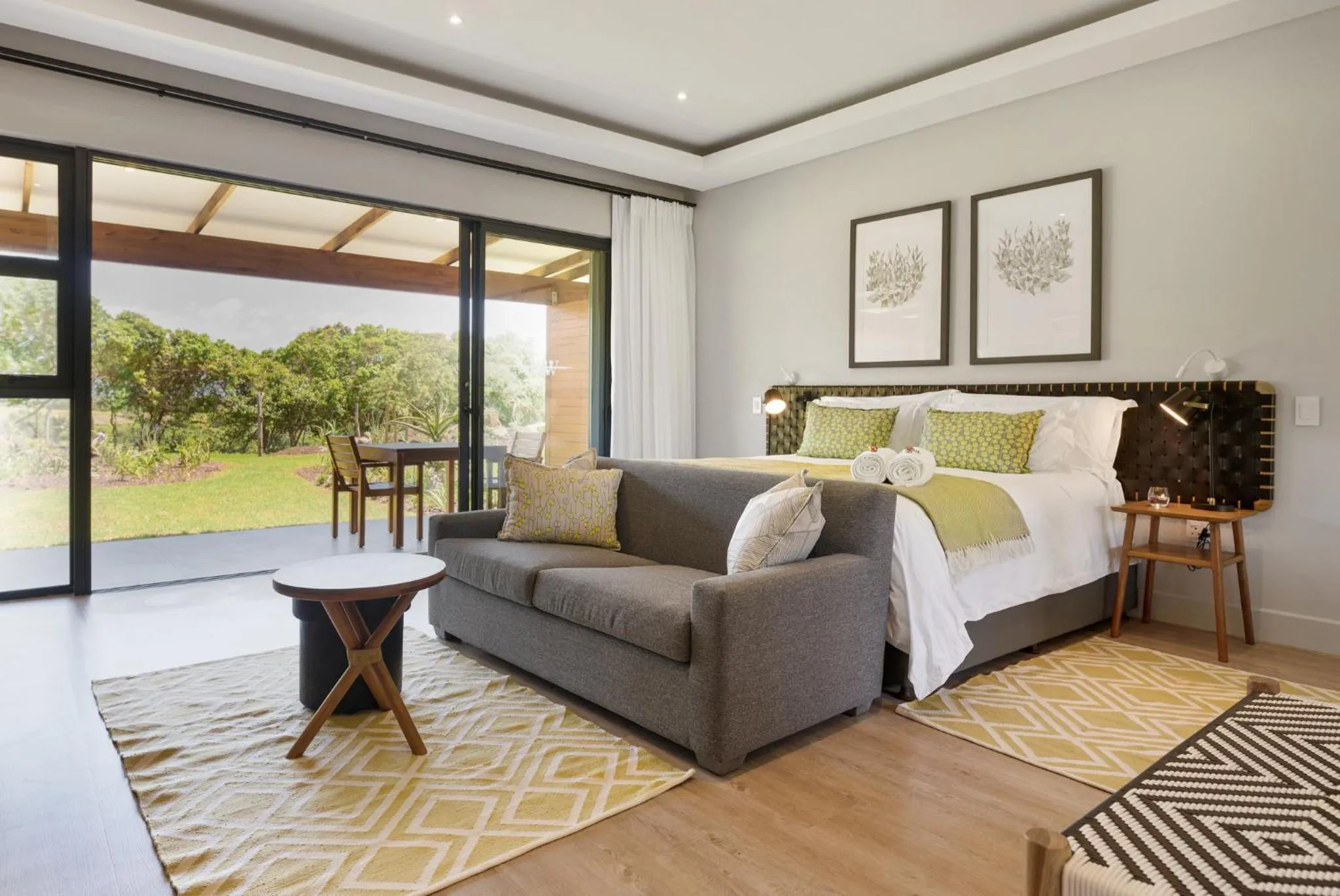 Patio, Bed in Hotel Olivewood