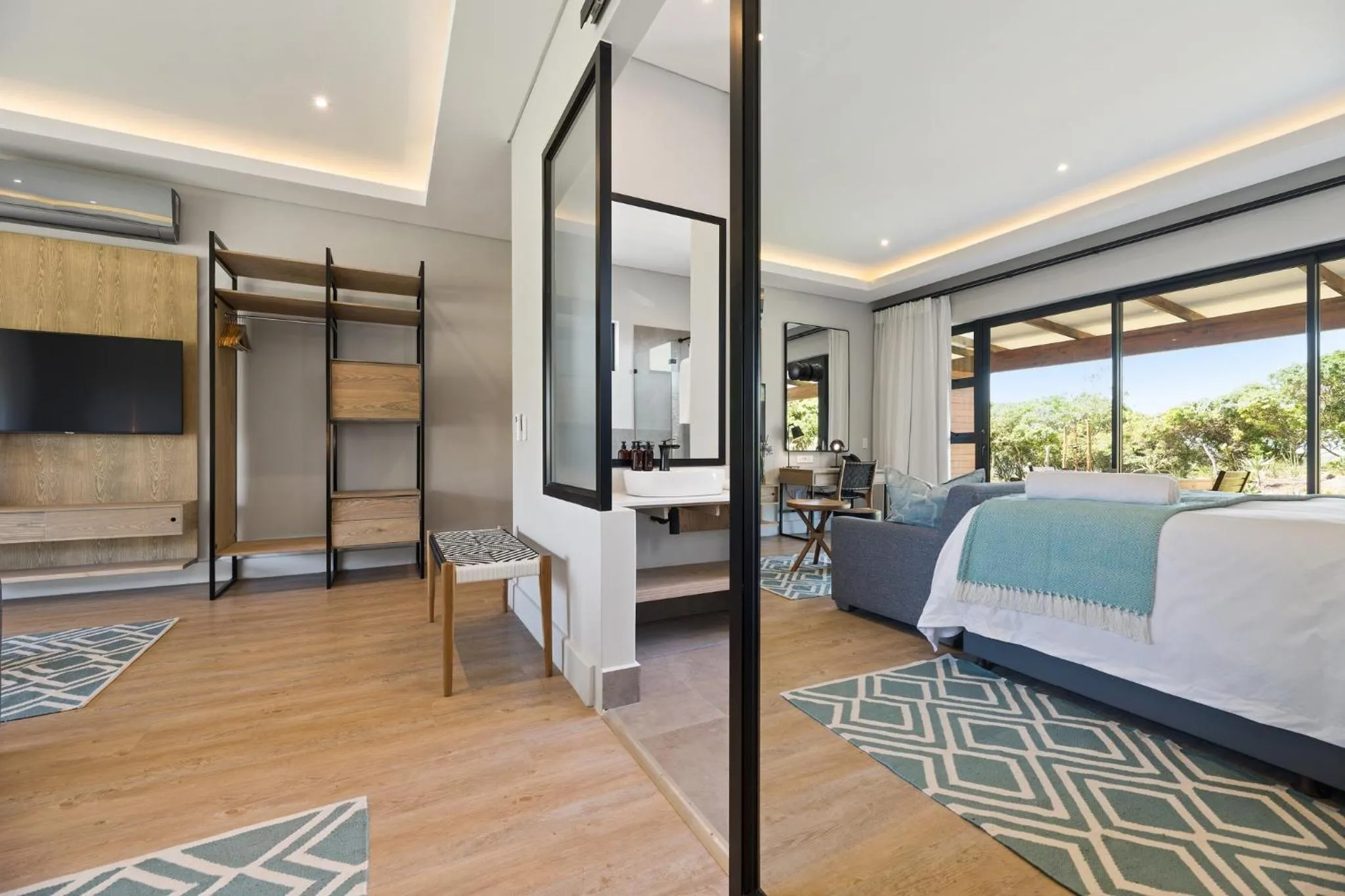 Bathroom, Bed in Hotel Olivewood