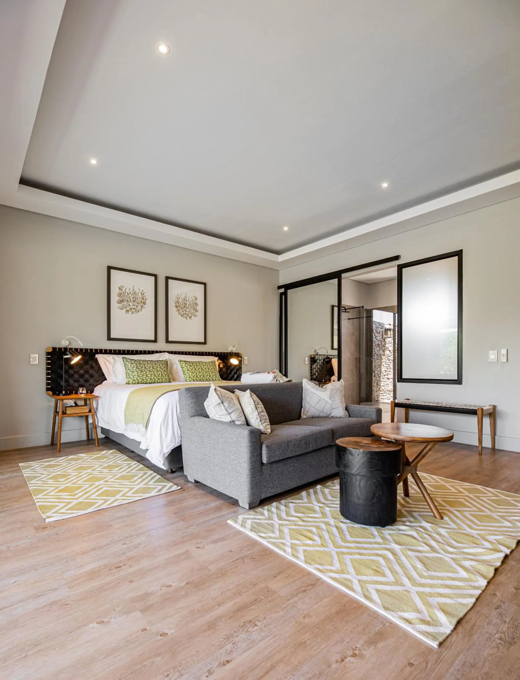 Shower, Bed in Hotel Olivewood