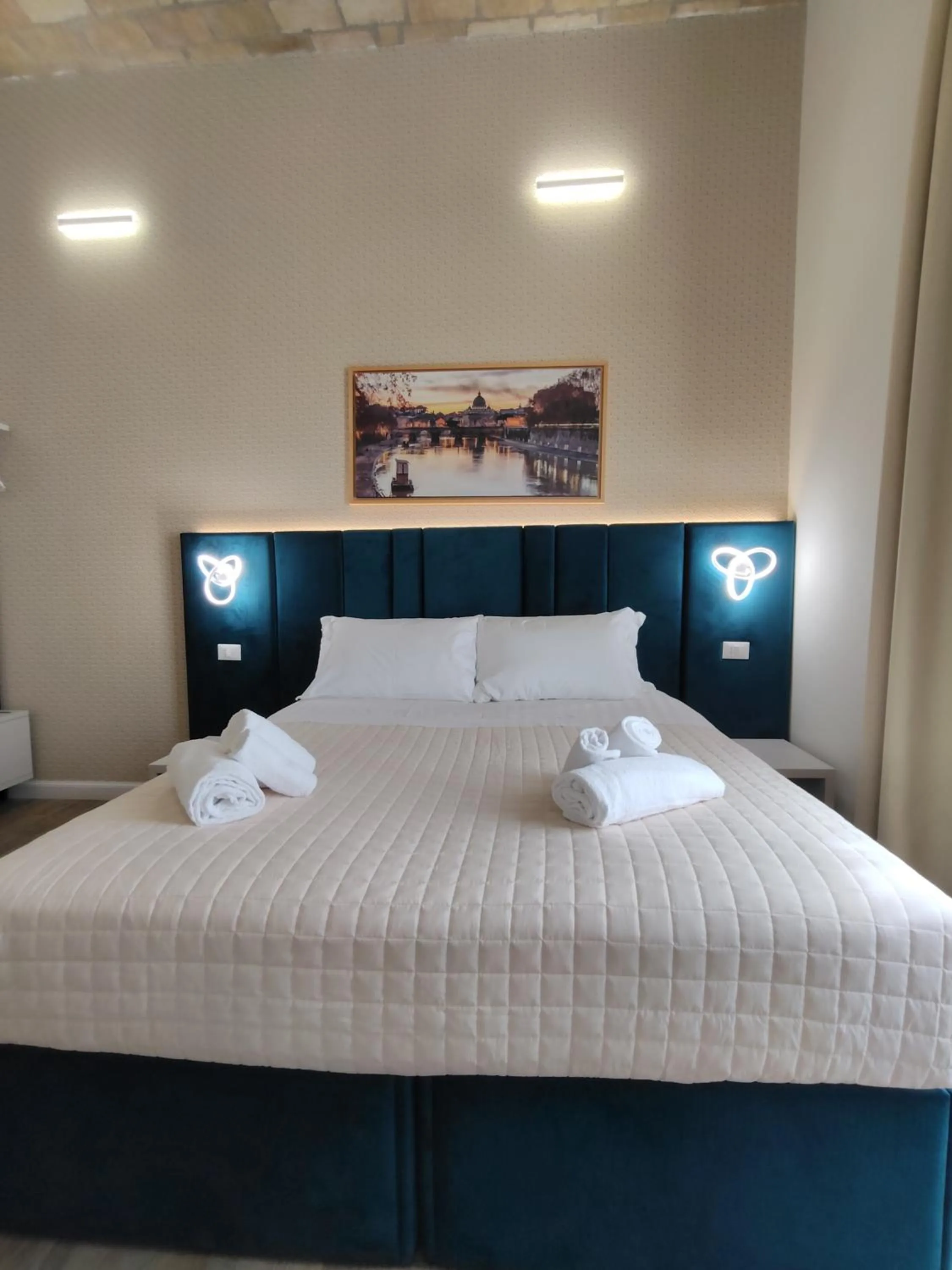 Photo of the whole room, Bed in AmoRoma Suite