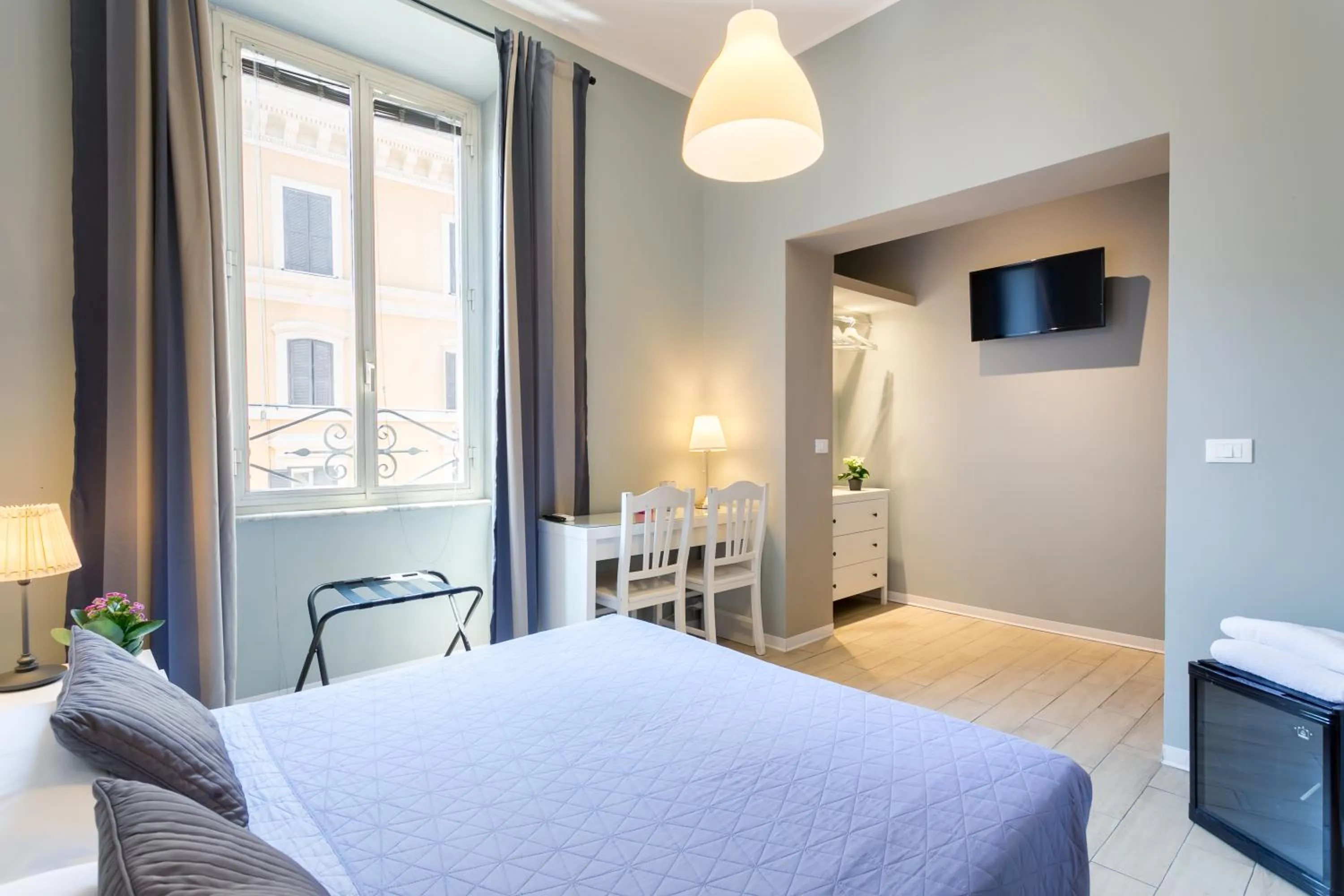 Photo of the whole room, Bed in AmoRoma Suite