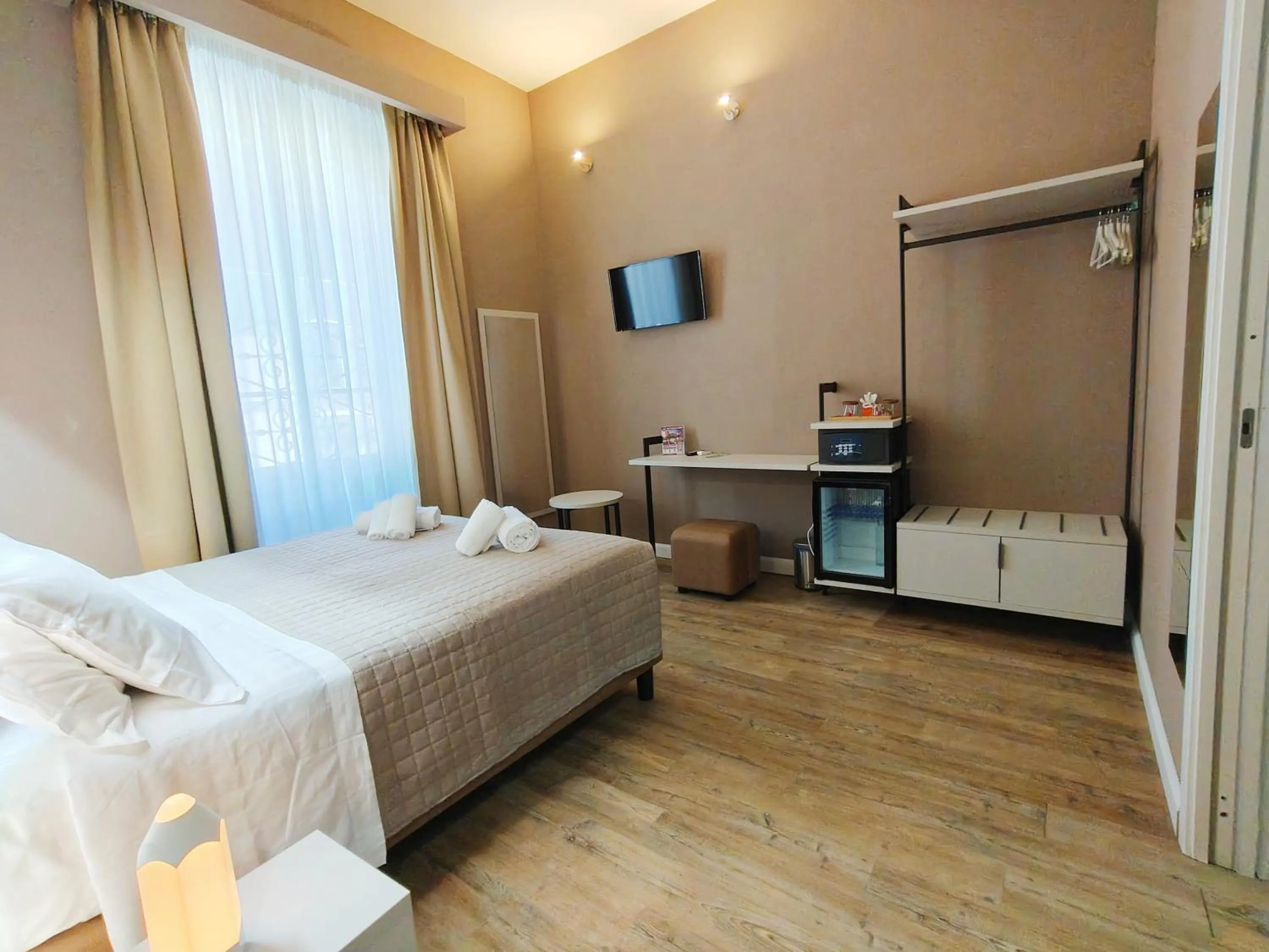 Photo of the whole room, Bed in AmoRoma Suite