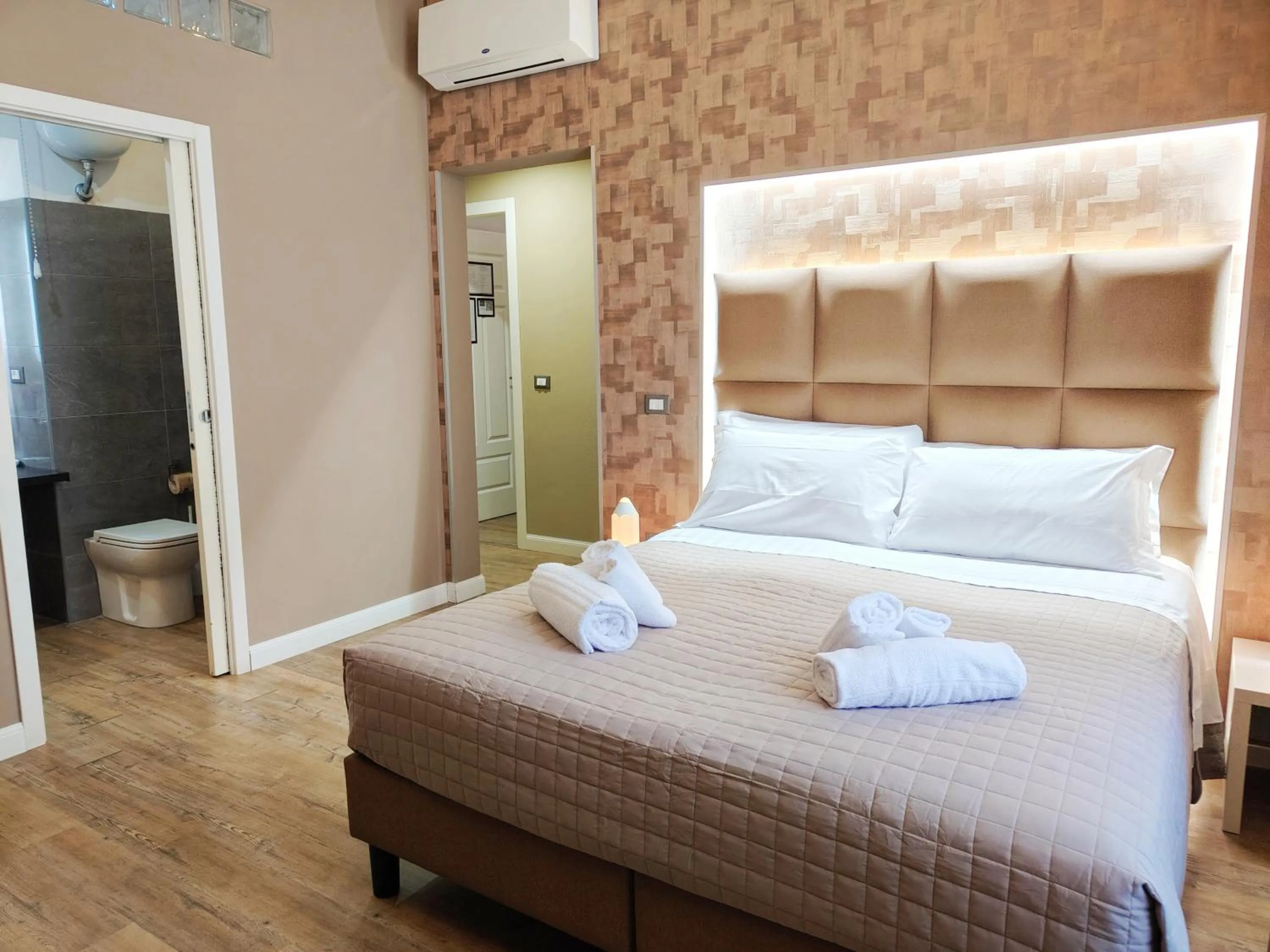 Bedroom, Bed in AmoRoma Suite