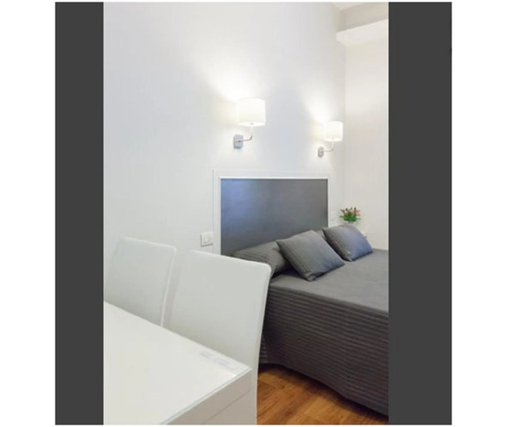 Photo of the whole room, Bed in AmoRoma Suite