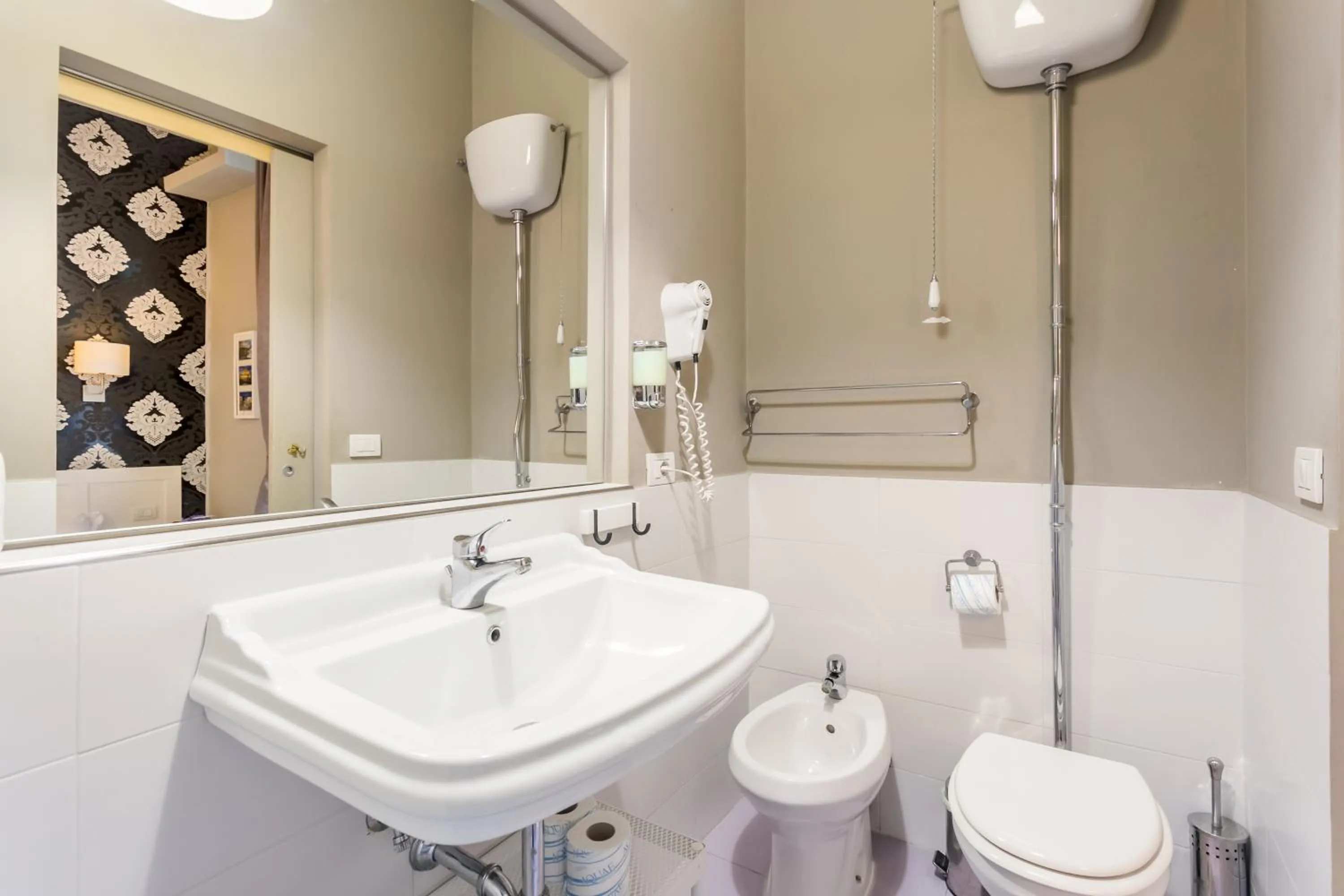 Toilet in AmoRoma Suite