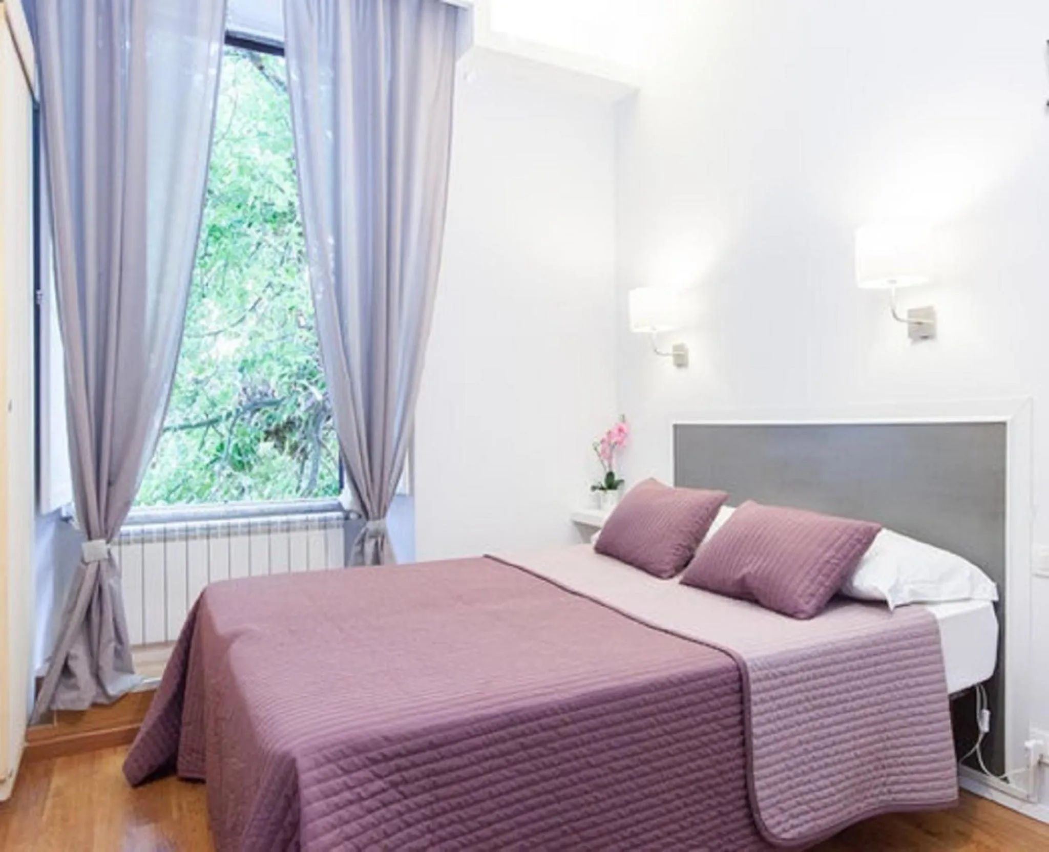 Photo of the whole room, Bed in AmoRoma Suite