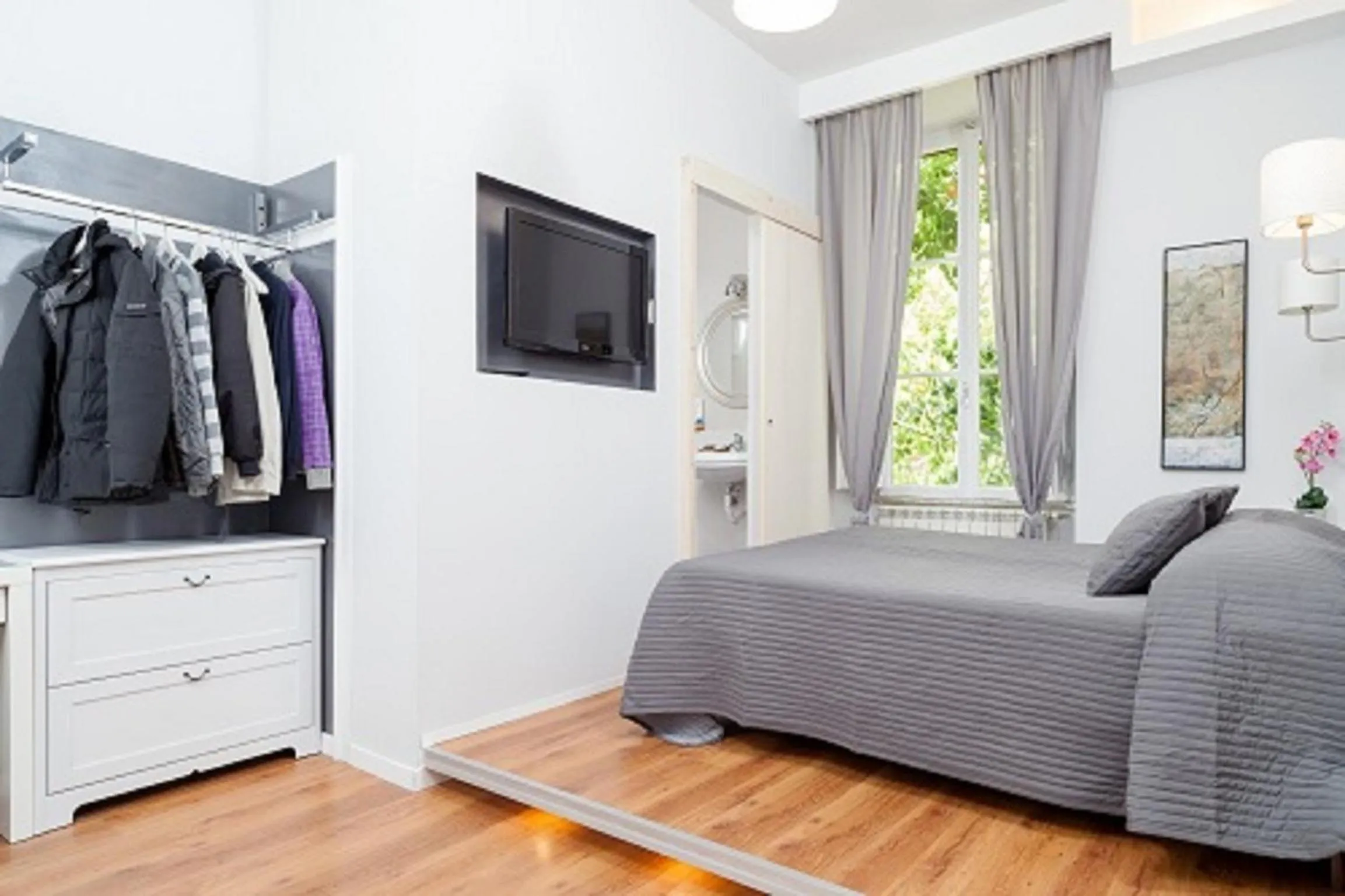 Photo of the whole room, Bed in AmoRoma Suite