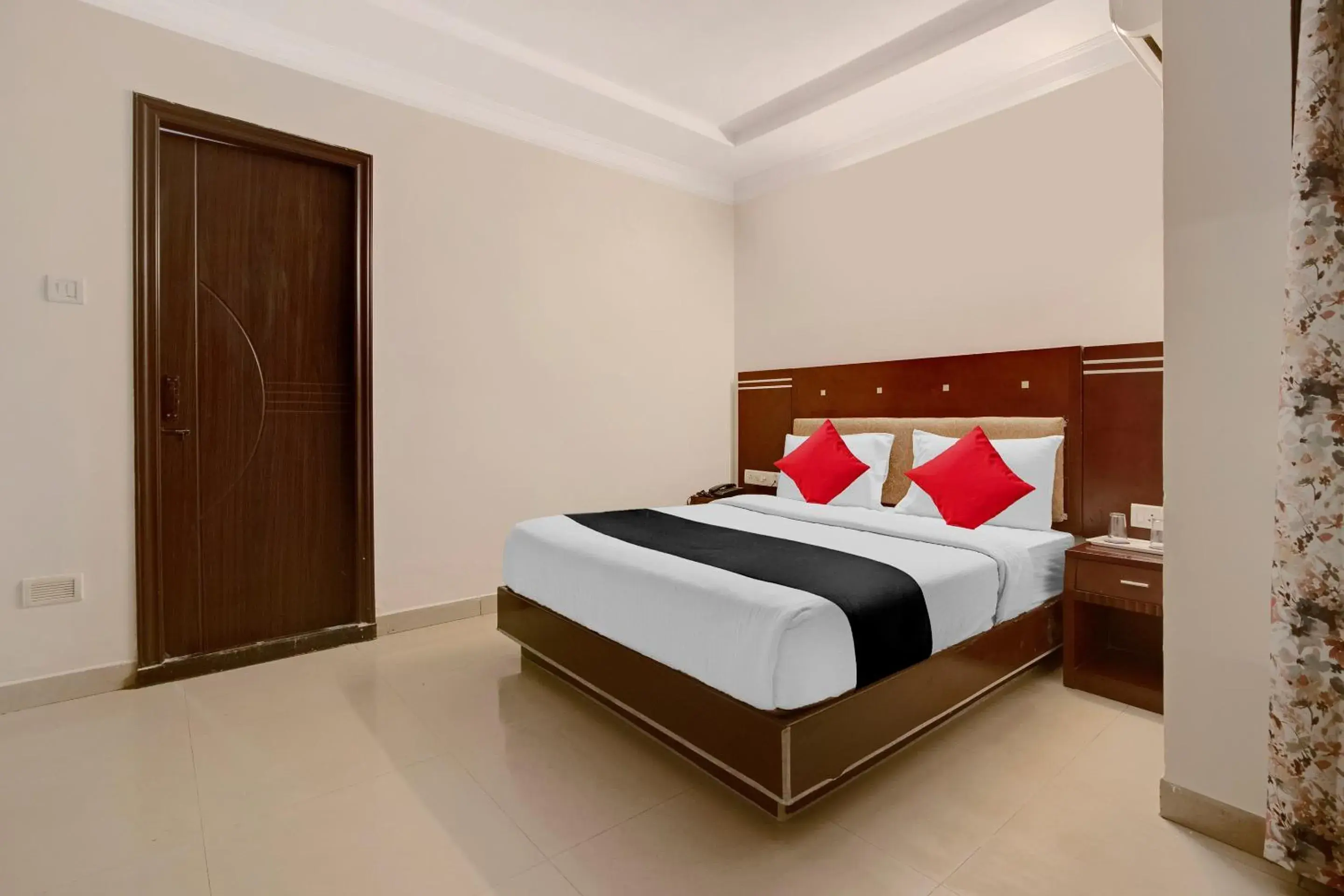 Bedroom, Bed in Capital O Elegant Amethyst Business Hotel Near Ragigudda Sri Prasanna Anjaneyaswamy Temple Bedroom, Bed in Capital O Elegant Amethyst Business Hotel Near Ragigudda Sri Prasanna Anjaneyaswamy Temple