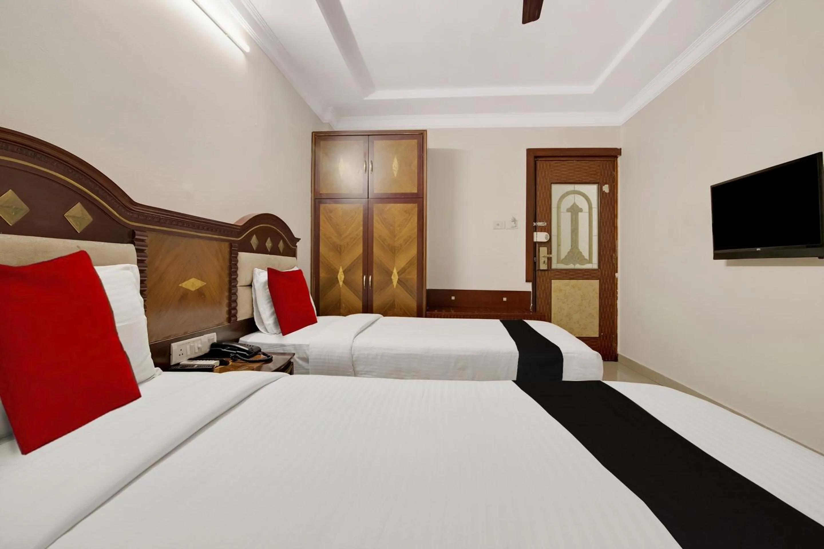 Bedroom, Bed in Capital O Elegant Amethyst Business Hotel Near Ragigudda Sri Prasanna Anjaneyaswamy Temple