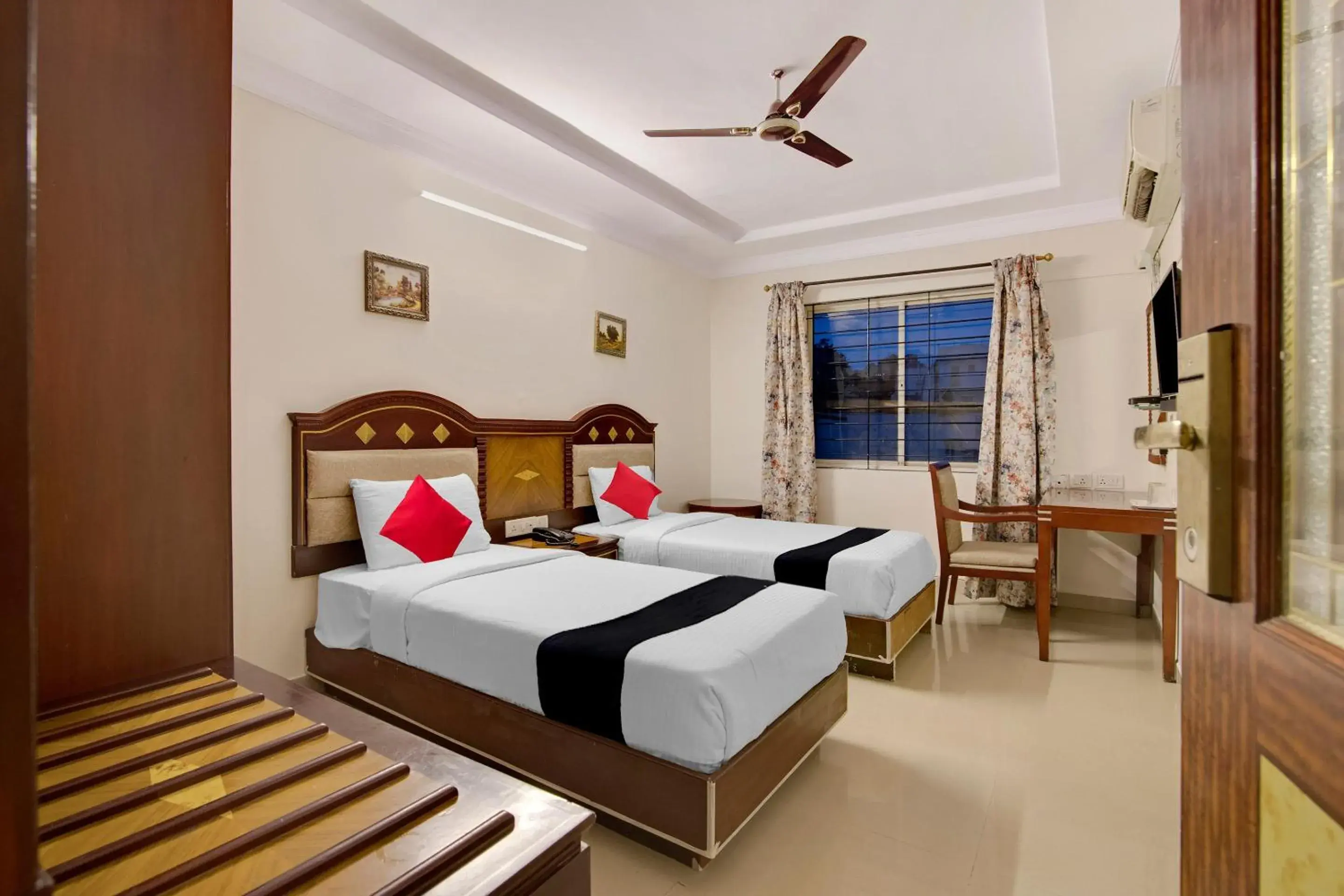 Bedroom, Bed in Capital O Elegant Amethyst Business Hotel Near Ragigudda Sri Prasanna Anjaneyaswamy Temple Bedroom, Bed in Capital O Elegant Amethyst Business Hotel Near Ragigudda Sri Prasanna Anjaneyaswamy Temple