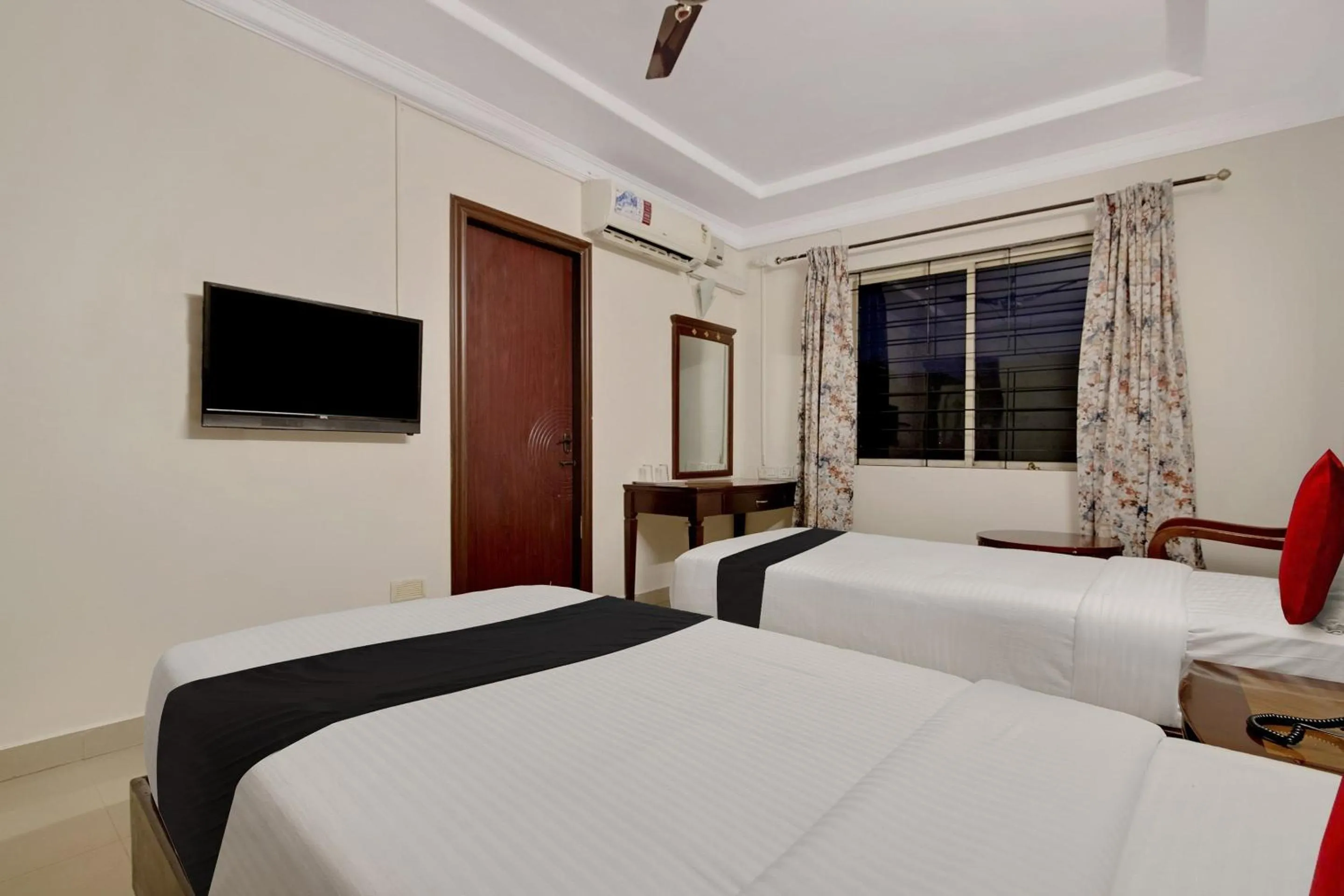 Bedroom, Bed in Capital O Elegant Amethyst Business Hotel Near Ragigudda Sri Prasanna Anjaneyaswamy Temple
