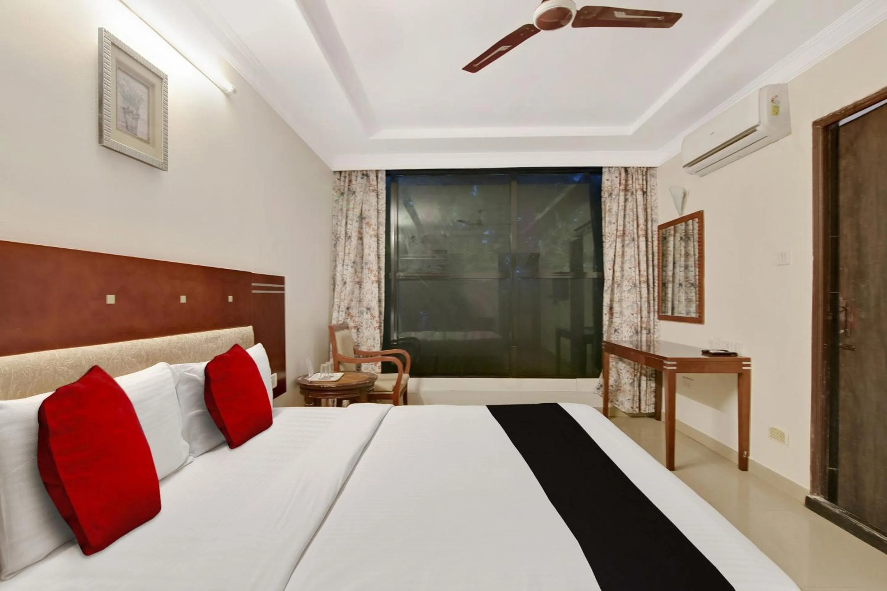 Bedroom, Bed in Capital O Elegant Amethyst Business Hotel Near Ragigudda Sri Prasanna Anjaneyaswamy Temple