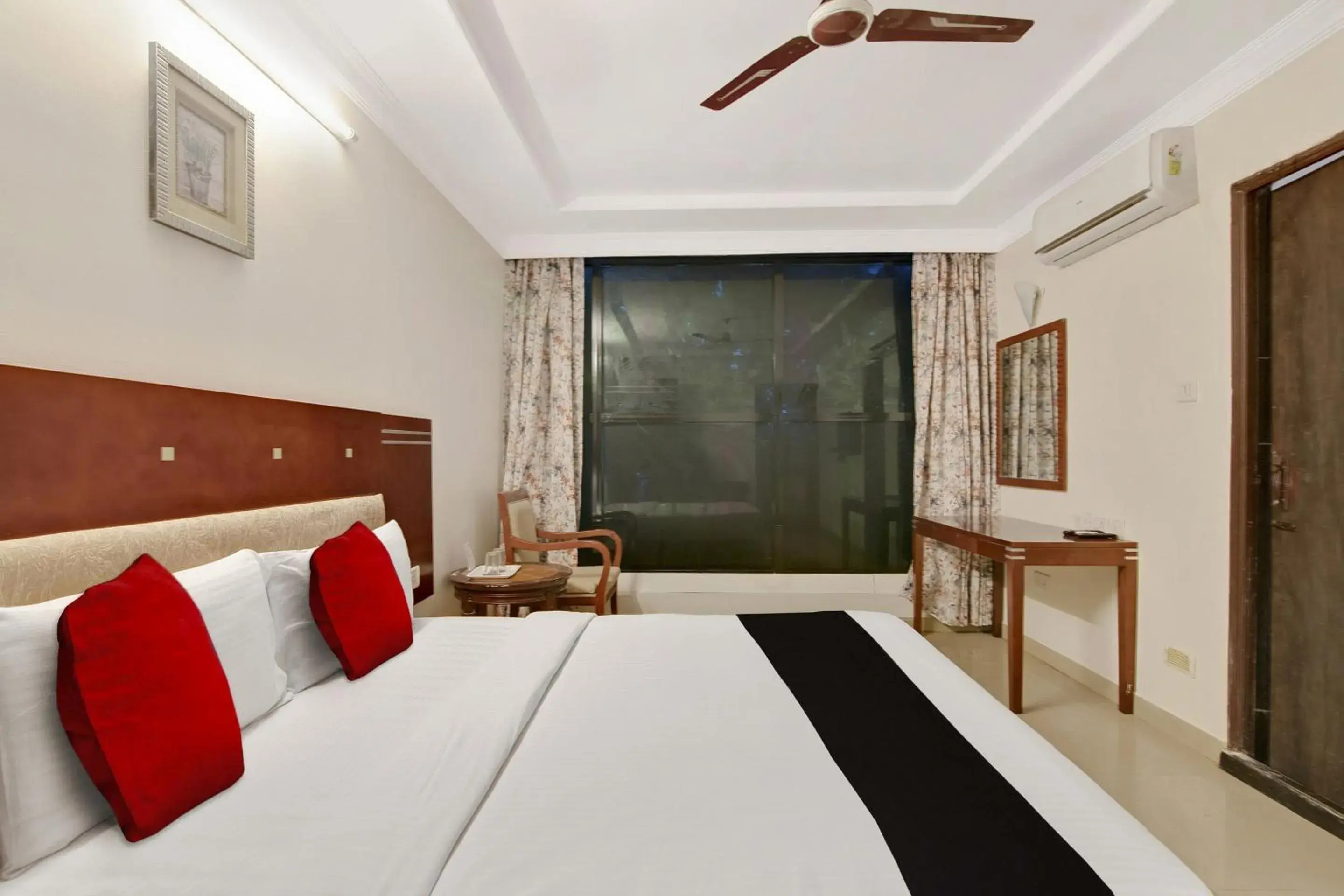 Bedroom, Bed in Capital O Elegant Amethyst Business Hotel Near Ragigudda Sri Prasanna Anjaneyaswamy Temple Bedroom, Bed in Capital O Elegant Amethyst Business Hotel Near Ragigudda Sri Prasanna Anjaneyaswamy Temple