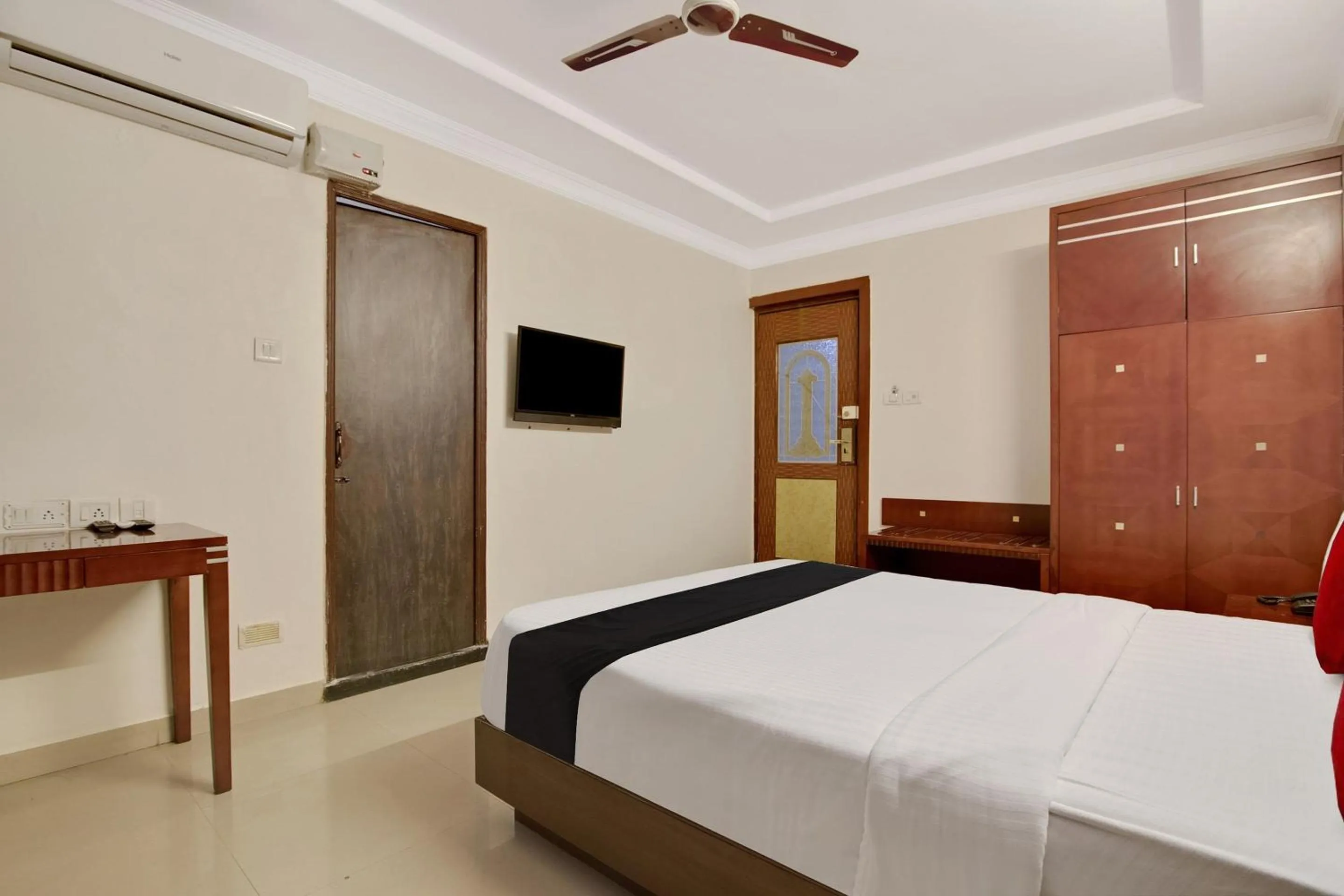 Bedroom, Bed in Capital O Elegant Amethyst Business Hotel Near Ragigudda Sri Prasanna Anjaneyaswamy Temple