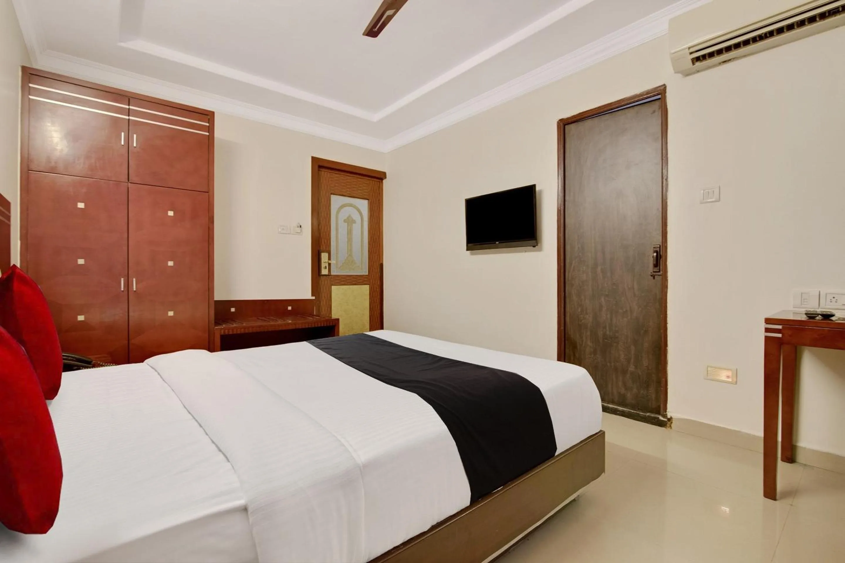 Bedroom, Bed in Capital O Elegant Amethyst Business Hotel Near Ragigudda Sri Prasanna Anjaneyaswamy Temple