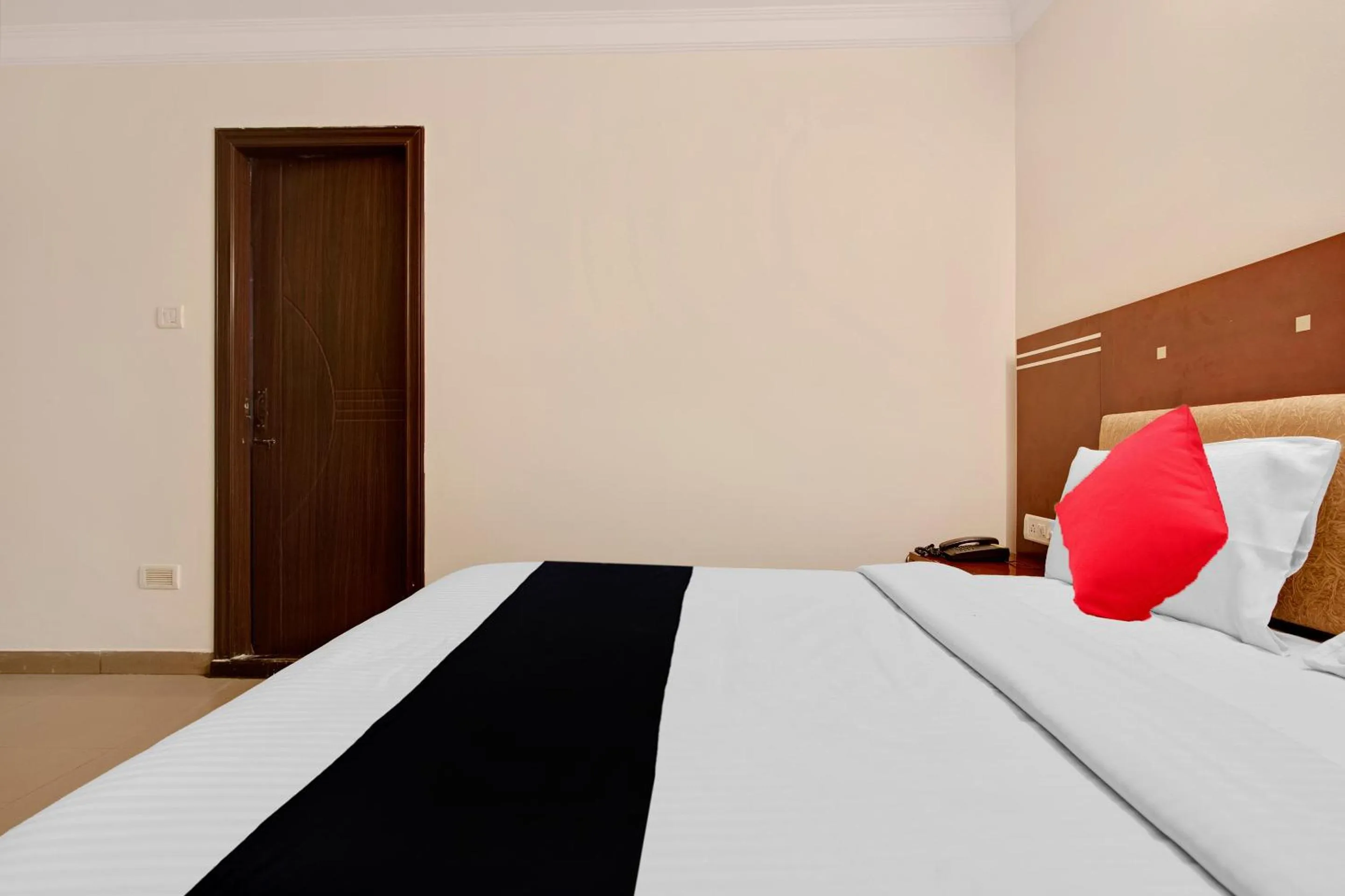 Bedroom, Bed in Capital O Elegant Amethyst Business Hotel Near Ragigudda Sri Prasanna Anjaneyaswamy Temple