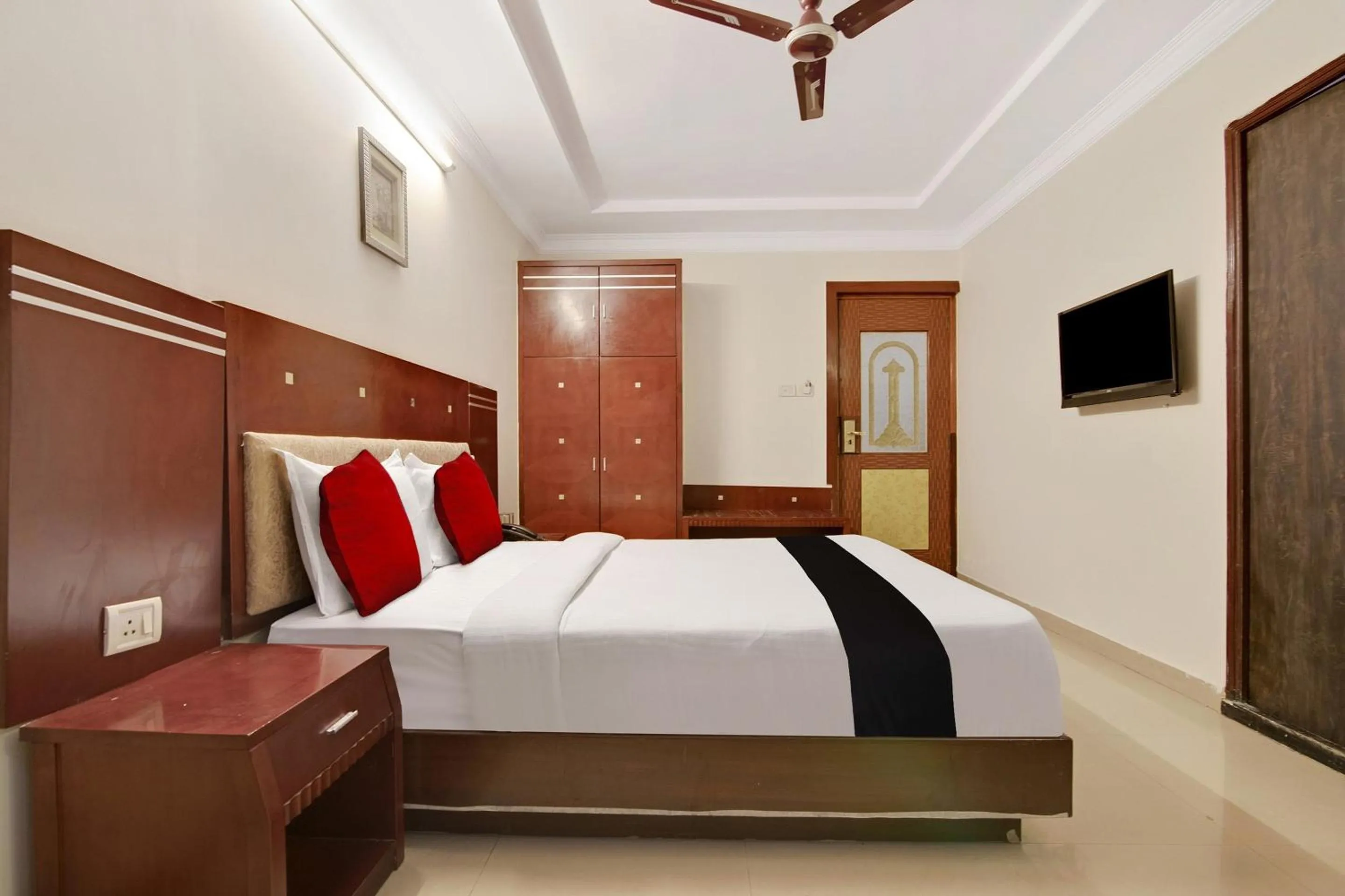 Bedroom, Bed in Capital O Elegant Amethyst Business Hotel Near Ragigudda Sri Prasanna Anjaneyaswamy Temple