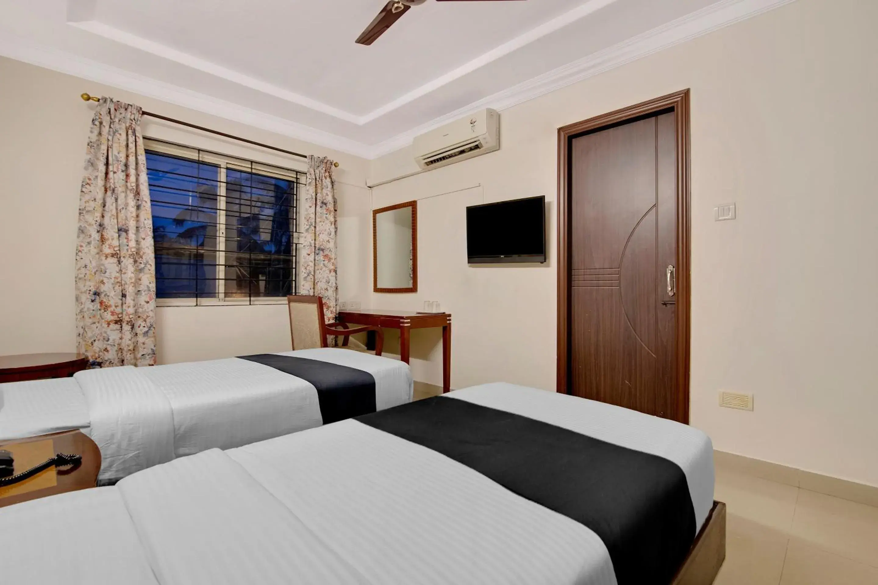 Bedroom, Bed in Capital O Elegant Amethyst Business Hotel Near Ragigudda Sri Prasanna Anjaneyaswamy Temple Bedroom, Bed in Capital O Elegant Amethyst Business Hotel Near Ragigudda Sri Prasanna Anjaneyaswamy Temple