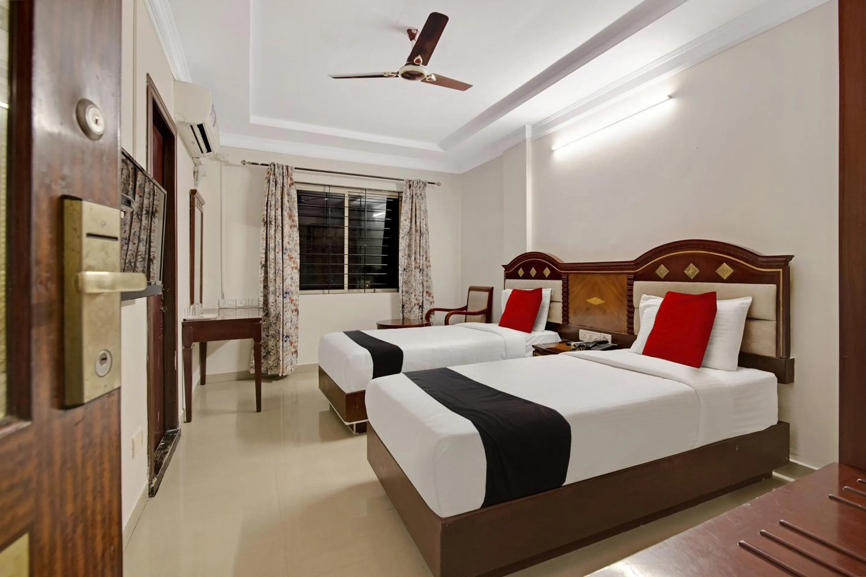 Bedroom, Bed in Capital O Elegant Amethyst Business Hotel Near Ragigudda Sri Prasanna Anjaneyaswamy Temple