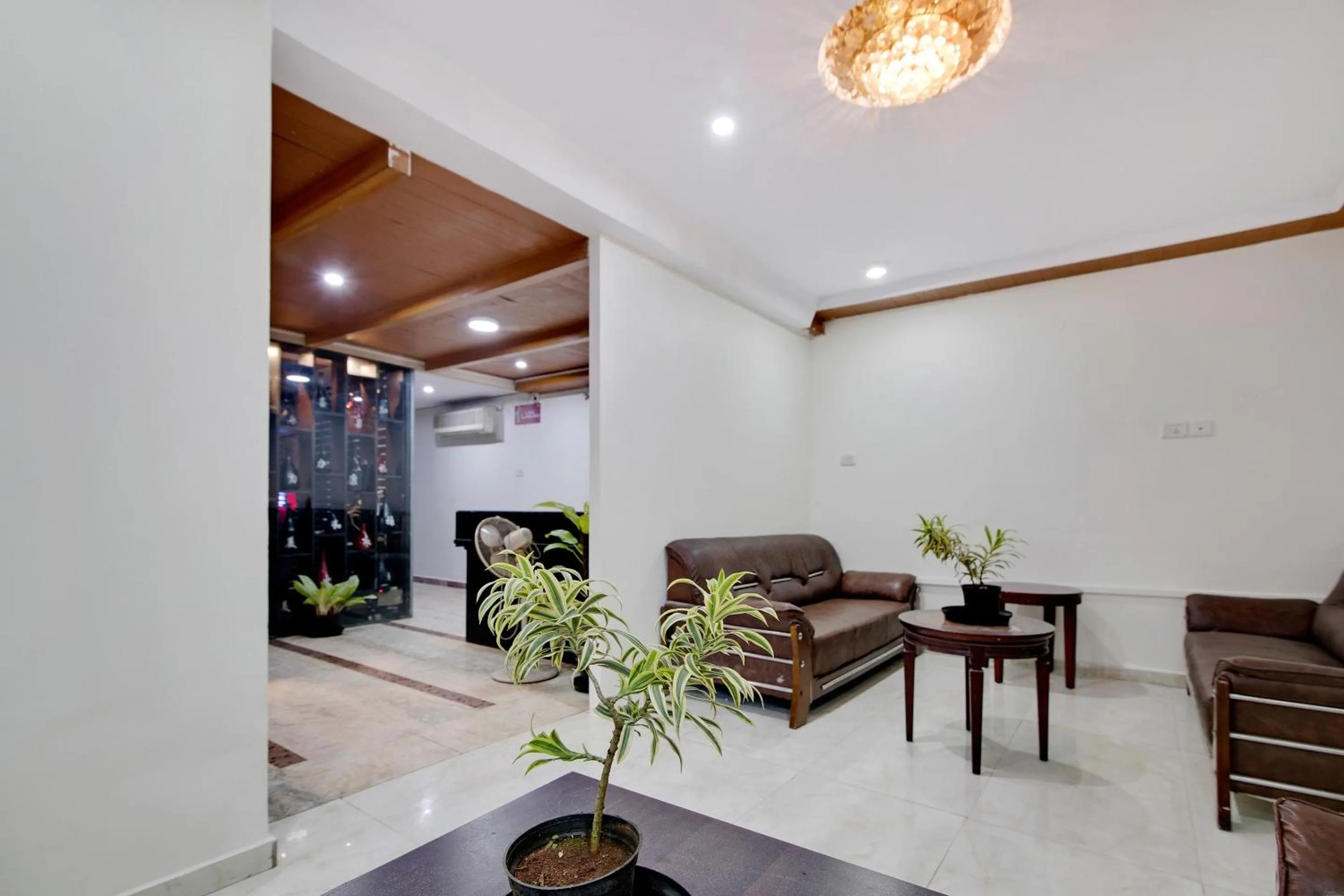 Lobby or reception in Capital O Elegant Amethyst Business Hotel Near Ragigudda Sri Prasanna Anjaneyaswamy Temple