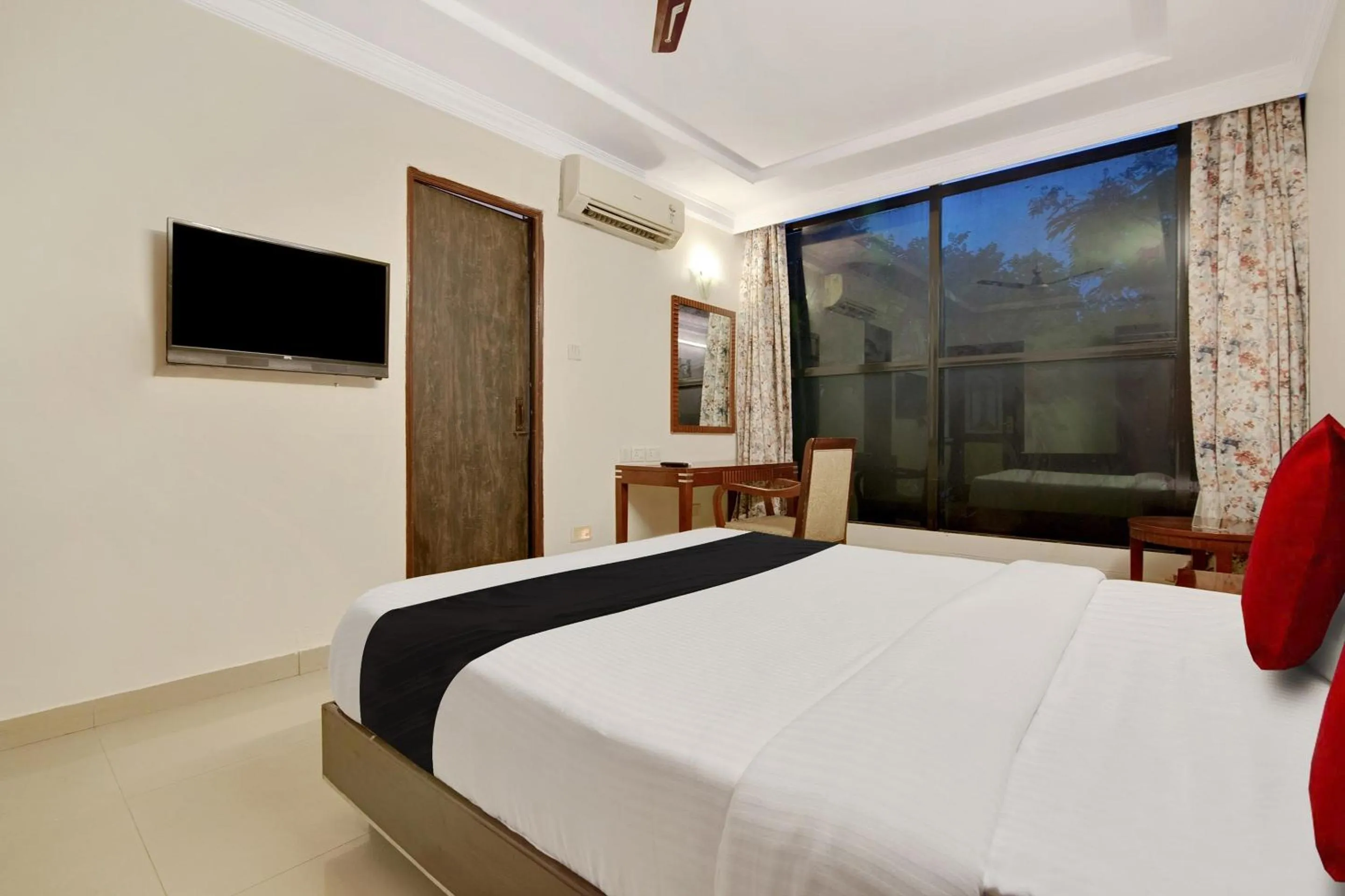 Bedroom, Bed in Capital O Elegant Amethyst Business Hotel Near Ragigudda Sri Prasanna Anjaneyaswamy Temple