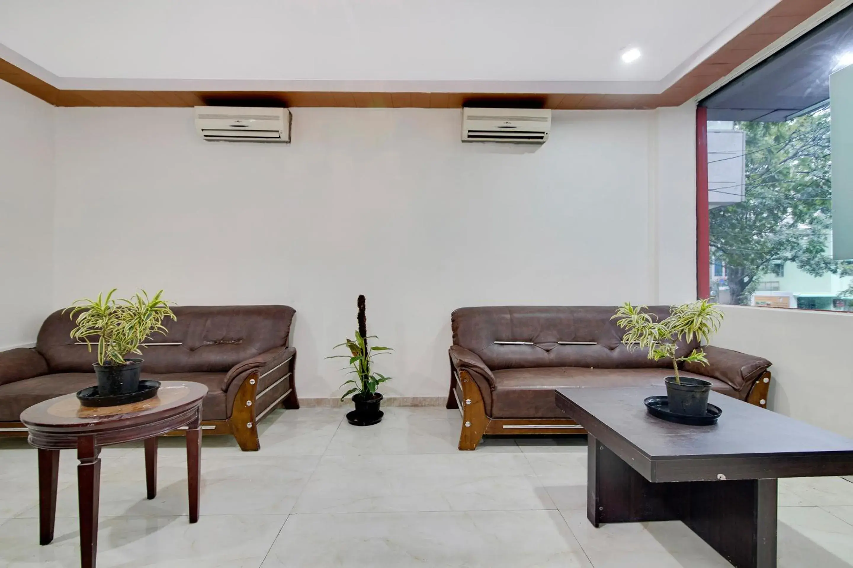 Lobby or reception in Capital O Elegant Amethyst Business Hotel Near Ragigudda Sri Prasanna Anjaneyaswamy Temple Lobby or reception in Capital O Elegant Amethyst Business Hotel Near Ragigudda Sri Prasanna Anjaneyaswamy Temple