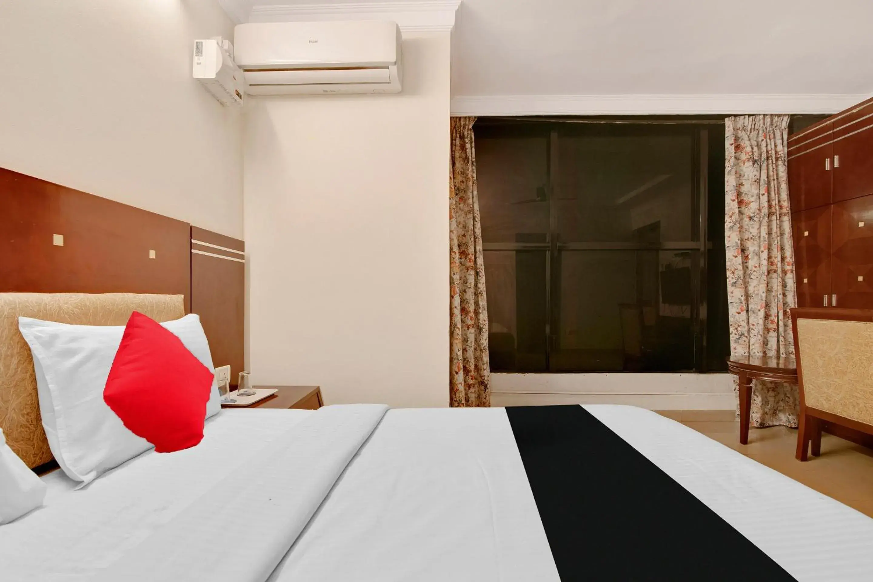 Bedroom, Bed in Capital O Elegant Amethyst Business Hotel Near Ragigudda Sri Prasanna Anjaneyaswamy Temple Bedroom, Bed in Capital O Elegant Amethyst Business Hotel Near Ragigudda Sri Prasanna Anjaneyaswamy Temple