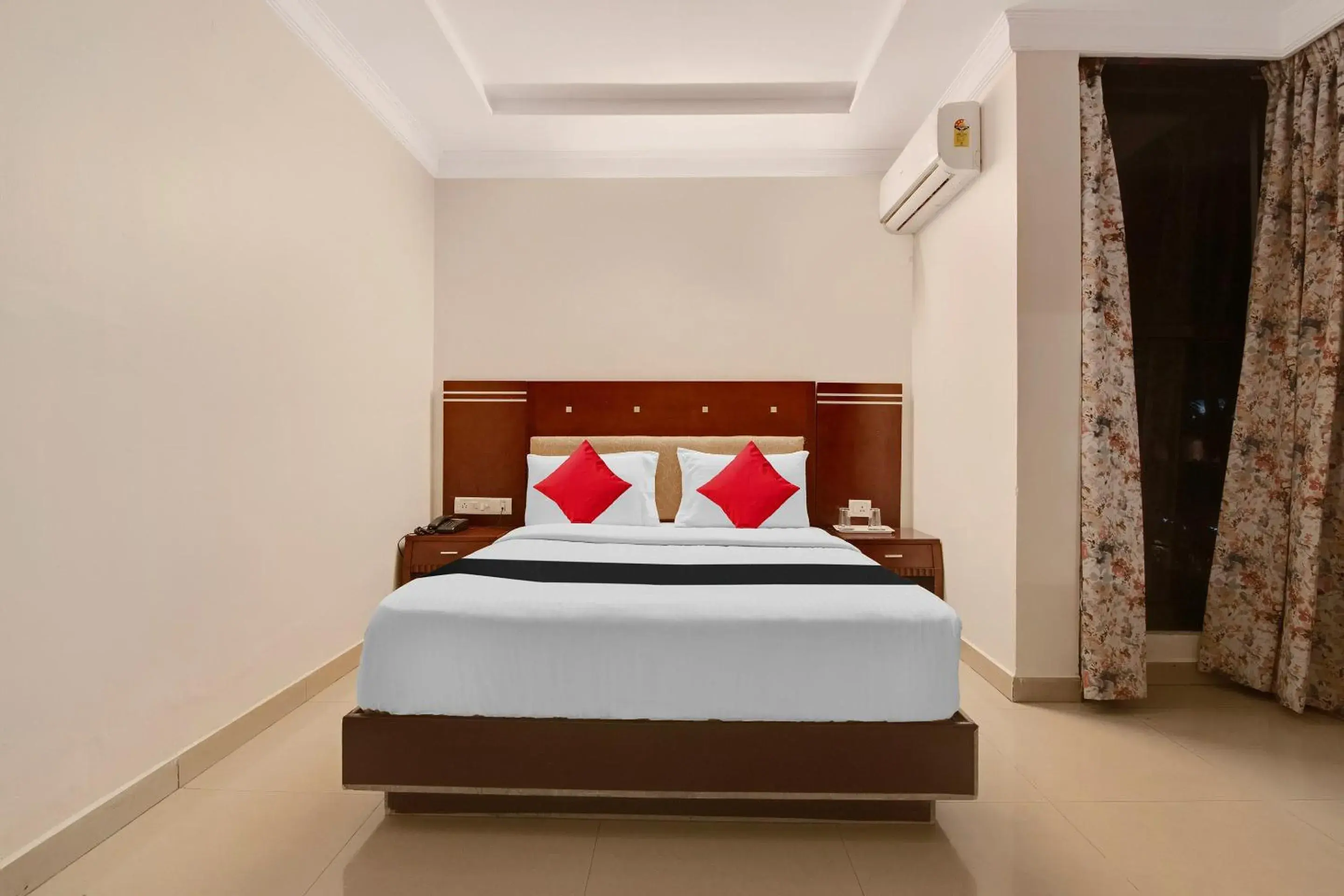 Bedroom, Bed in Capital O Elegant Amethyst Business Hotel Near Ragigudda Sri Prasanna Anjaneyaswamy Temple Bedroom, Bed in Capital O Elegant Amethyst Business Hotel Near Ragigudda Sri Prasanna Anjaneyaswamy Temple