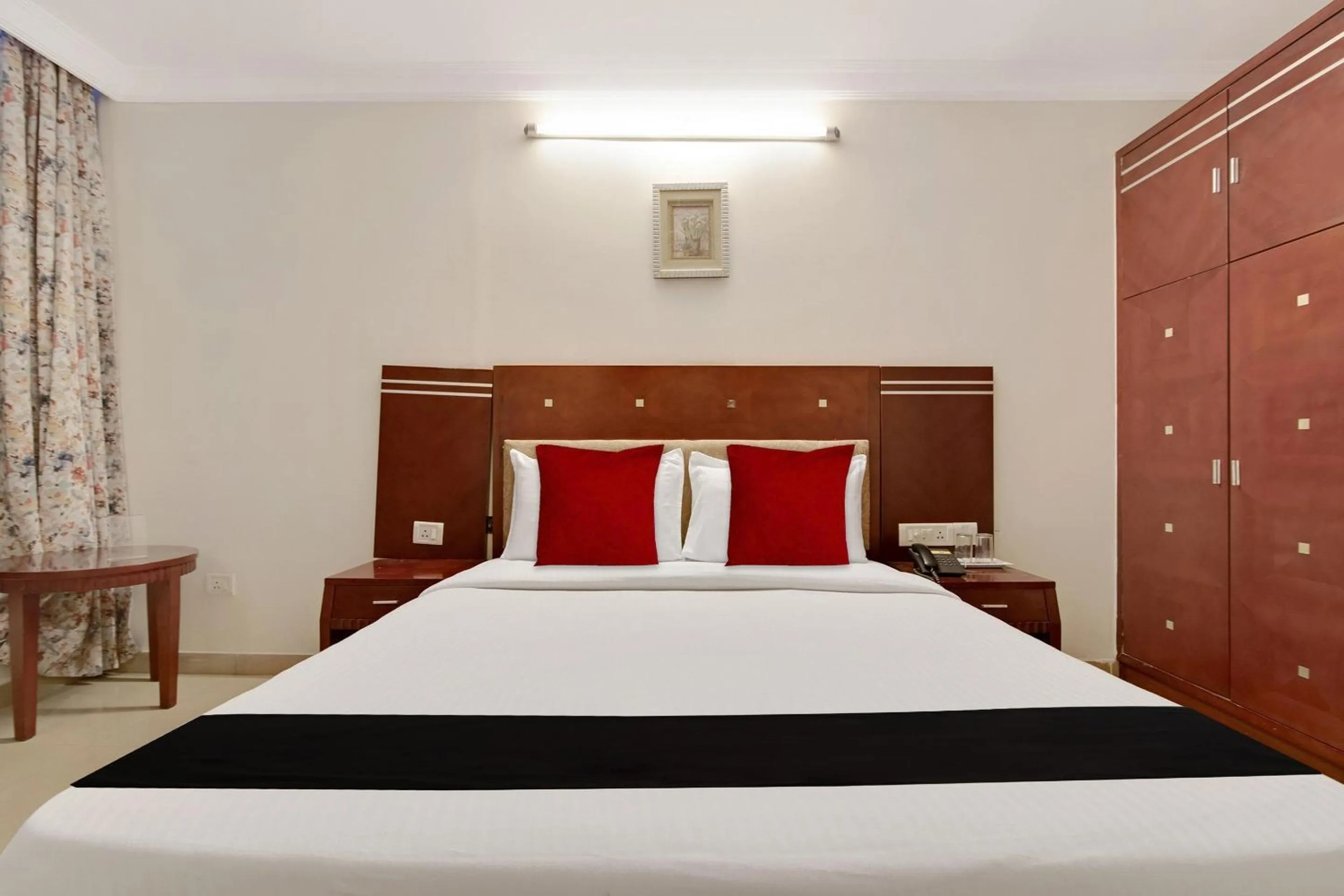 Bedroom, Bed in Capital O Elegant Amethyst Business Hotel Near Ragigudda Sri Prasanna Anjaneyaswamy Temple
