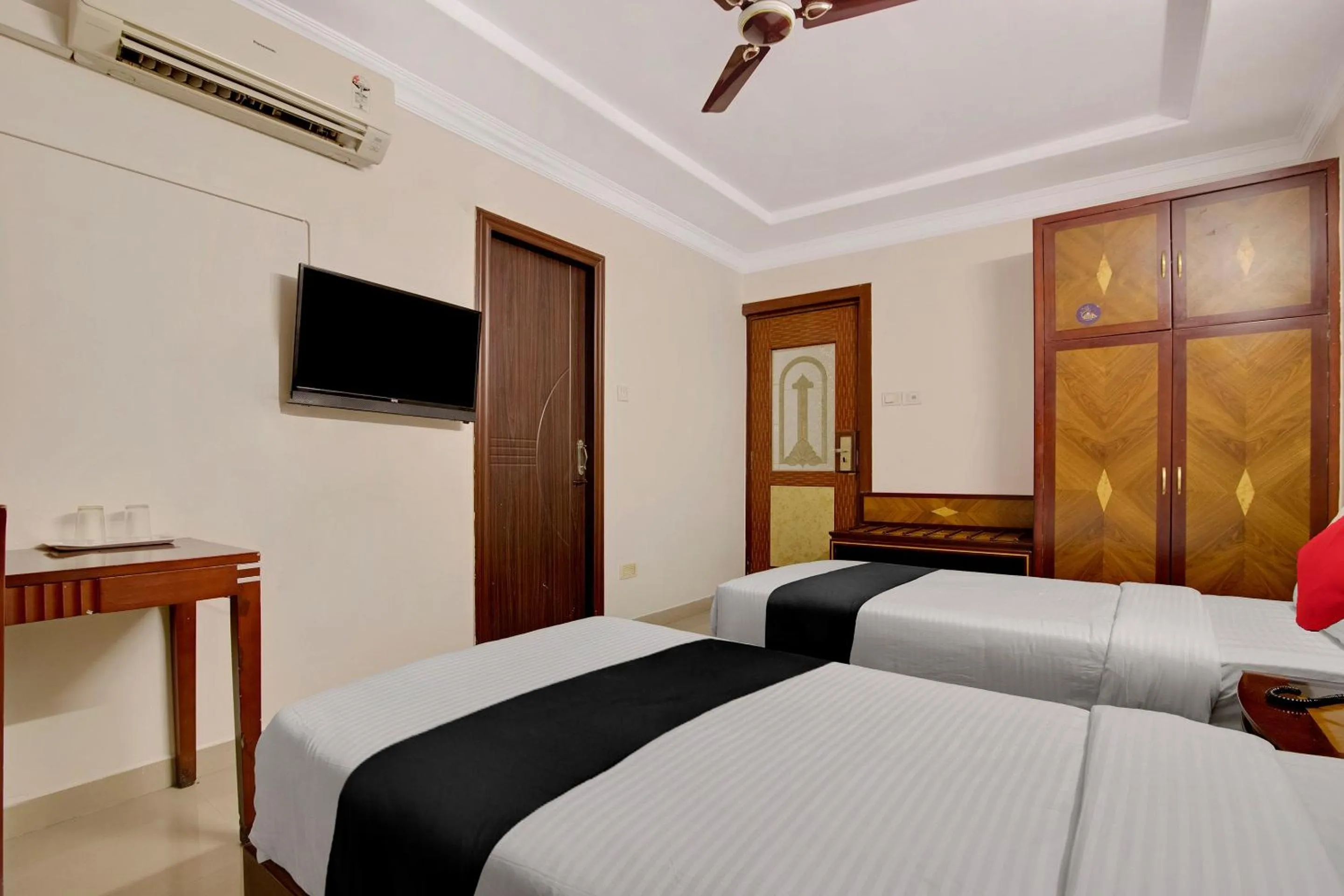 Bedroom, Bed in Capital O Elegant Amethyst Business Hotel Near Ragigudda Sri Prasanna Anjaneyaswamy Temple