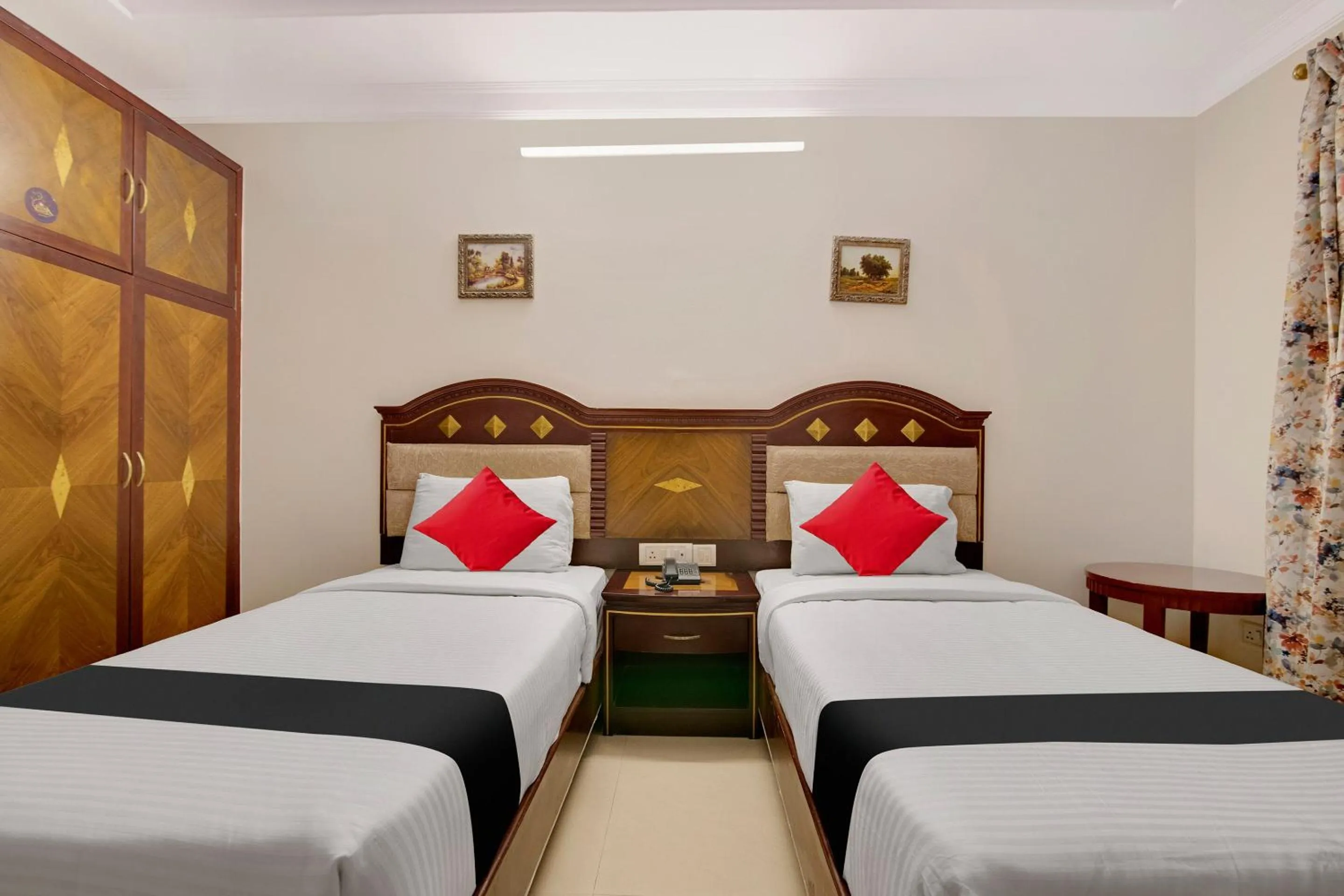 Bedroom, Bed in Capital O Elegant Amethyst Business Hotel Near Ragigudda Sri Prasanna Anjaneyaswamy Temple