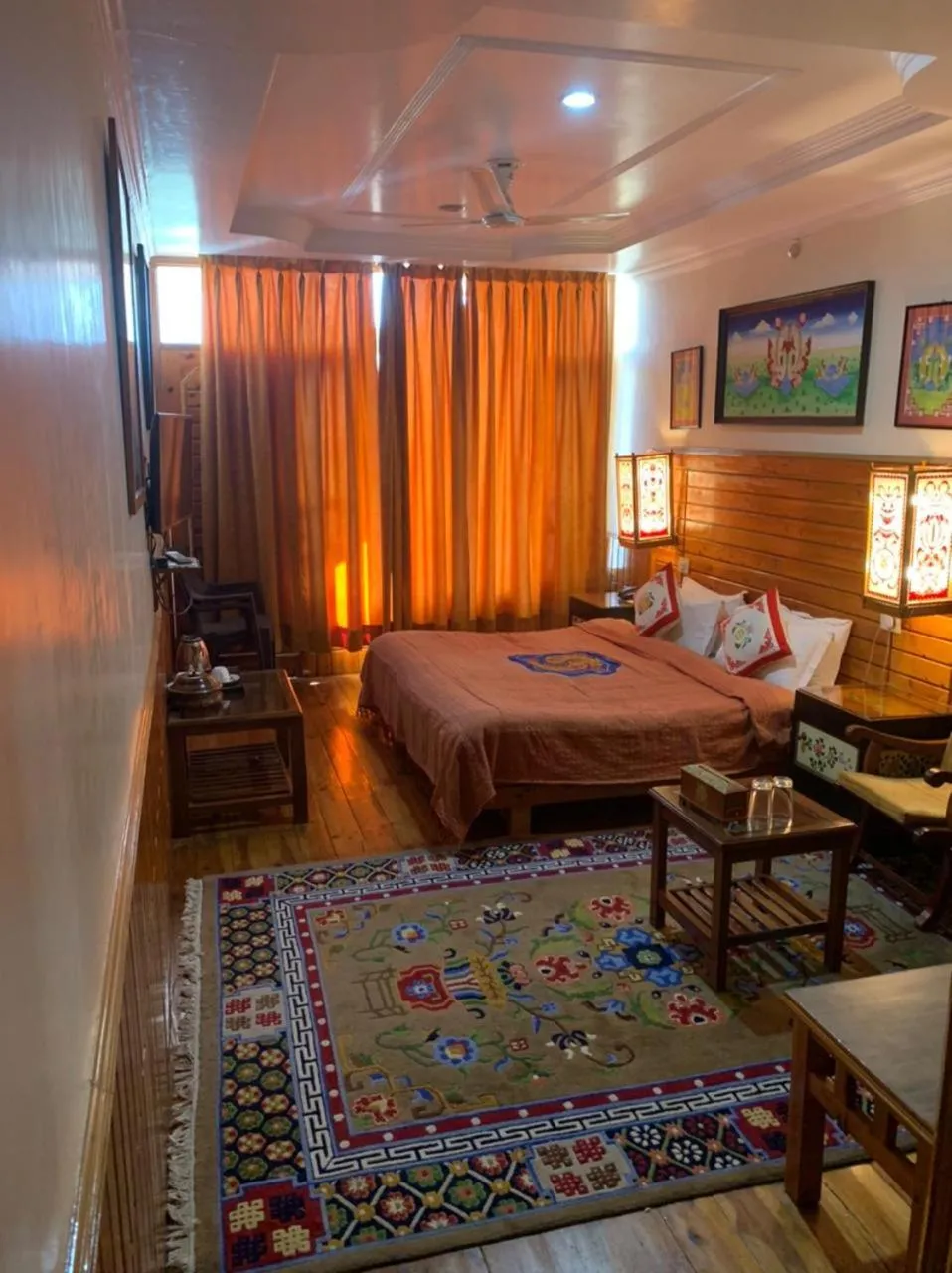 Photo of the whole room, Bed in Auspiscious Him View Hotel