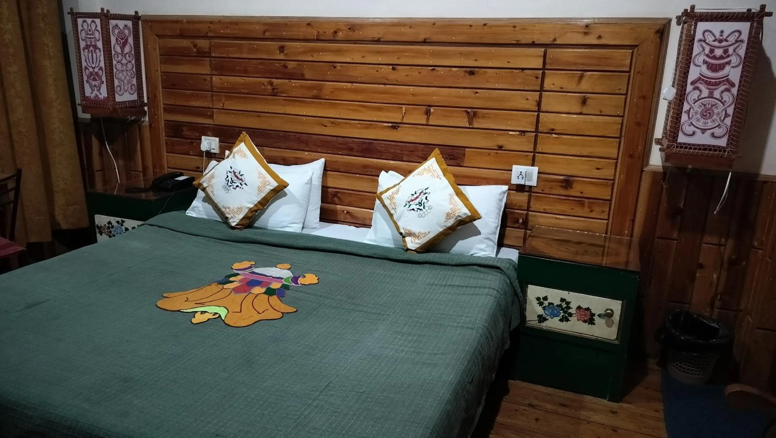 Bed in Auspiscious Him View Hotel