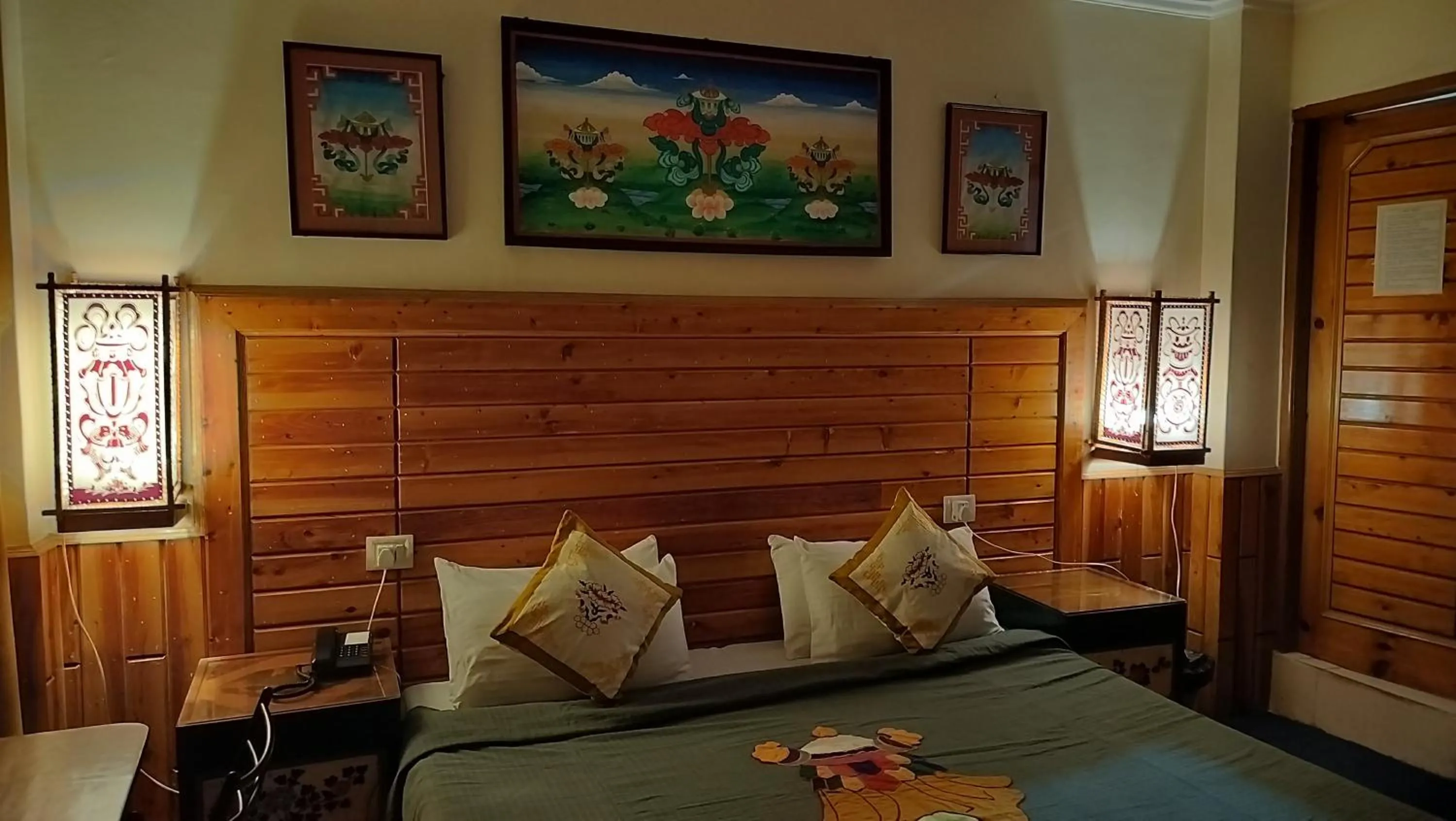 Bed in Auspiscious Him View Hotel