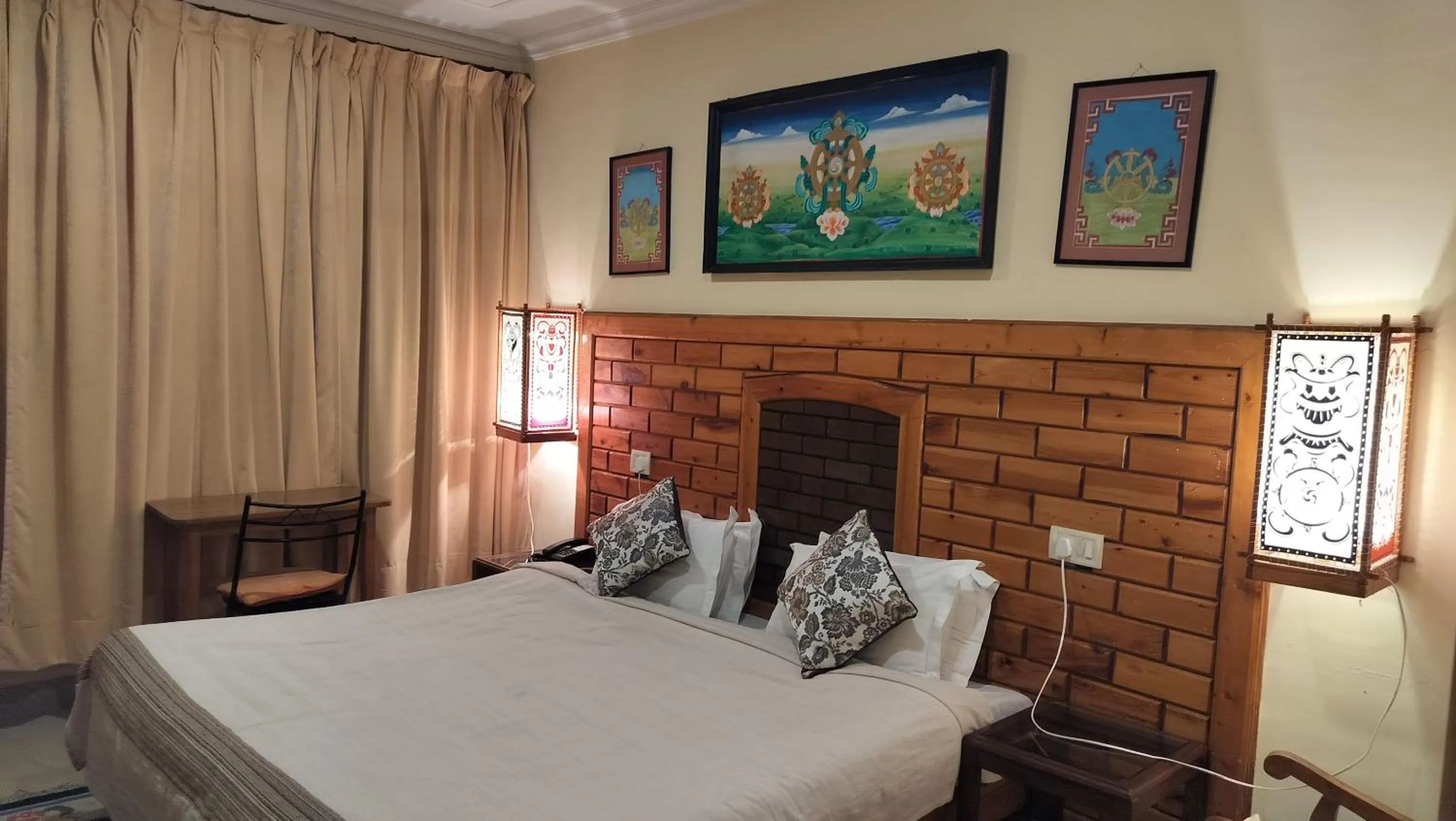 Bed in Auspiscious Him View Hotel