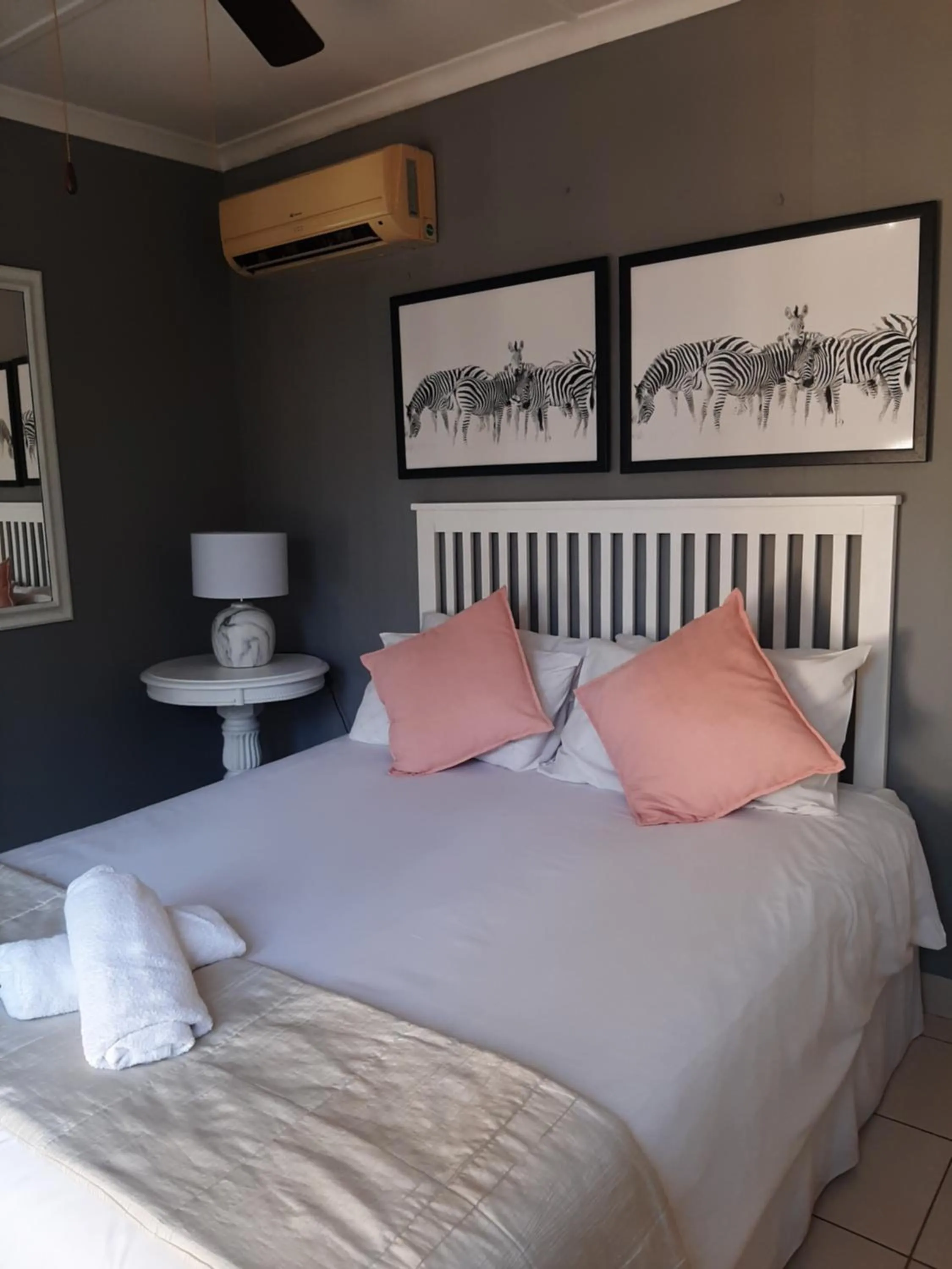 Photo of the whole room, Bed in Bougainvillea BNB