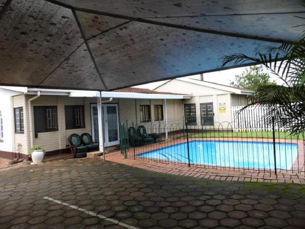 Swimming pool in Bougainvillea BNB