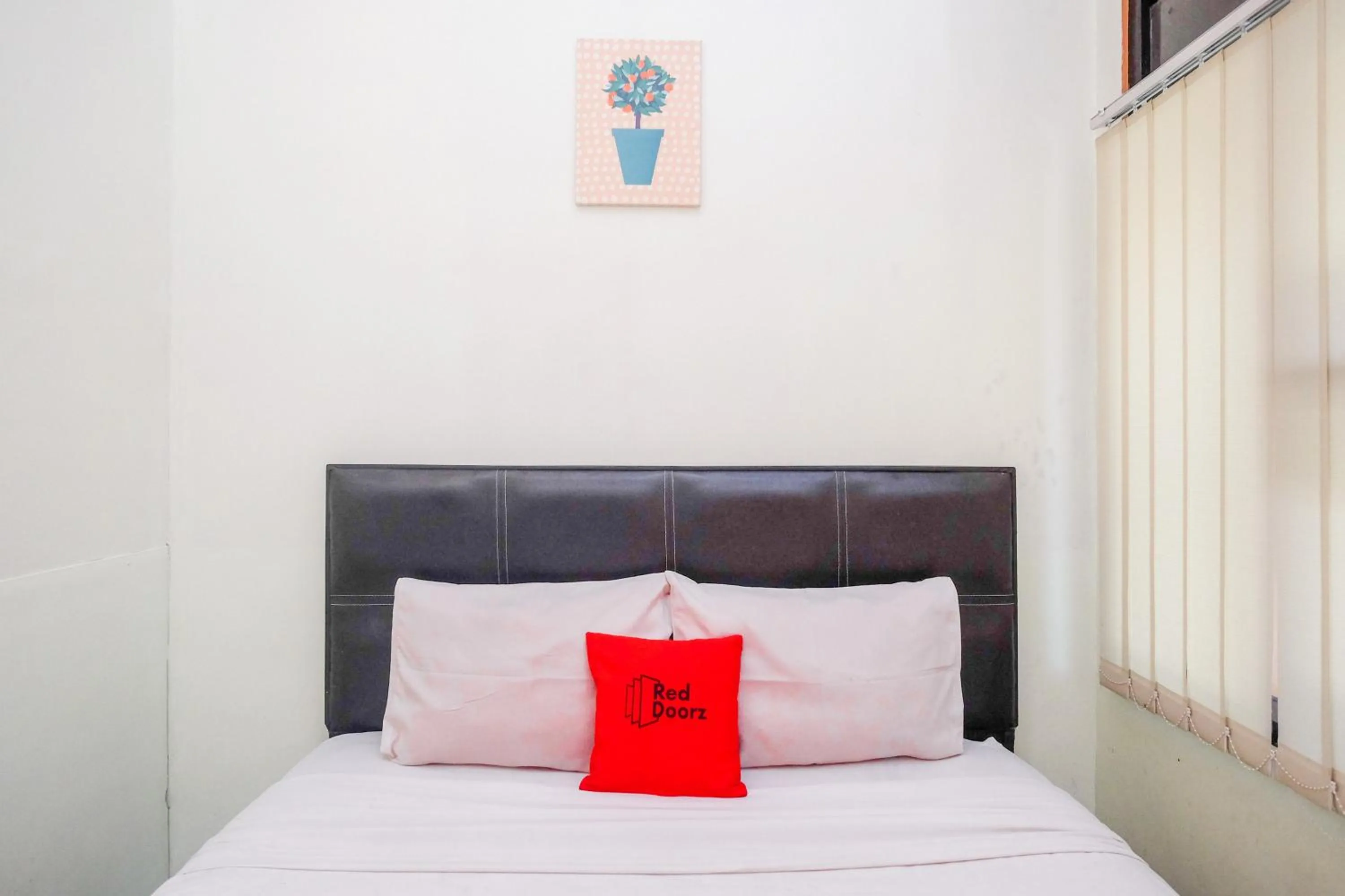 Bedroom, Bed in RedDoorz near Lotte Mart Maguwoharjo Yogyakarta