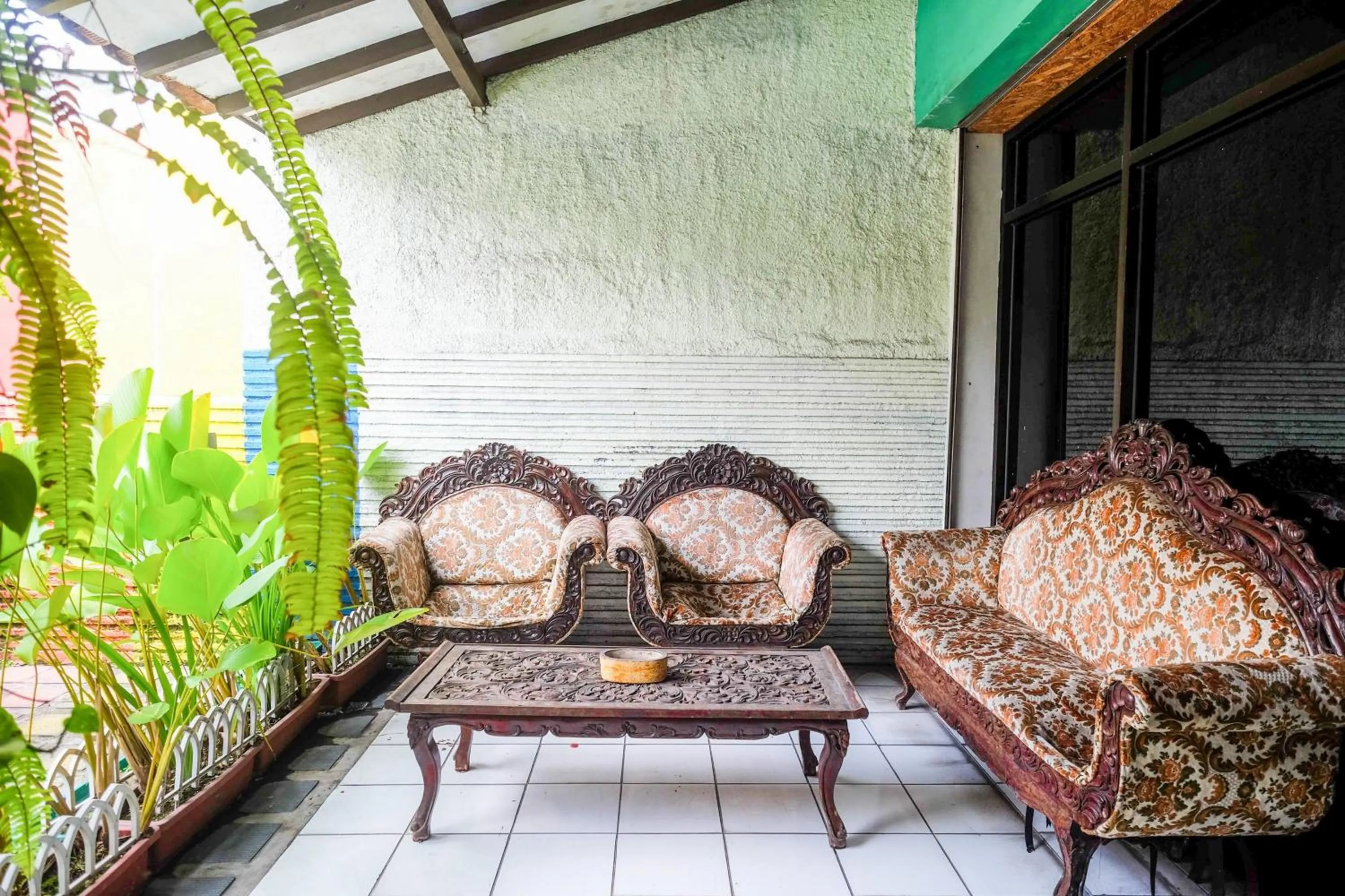 Seating area in RedDoorz near Lotte Mart Maguwoharjo Yogyakarta