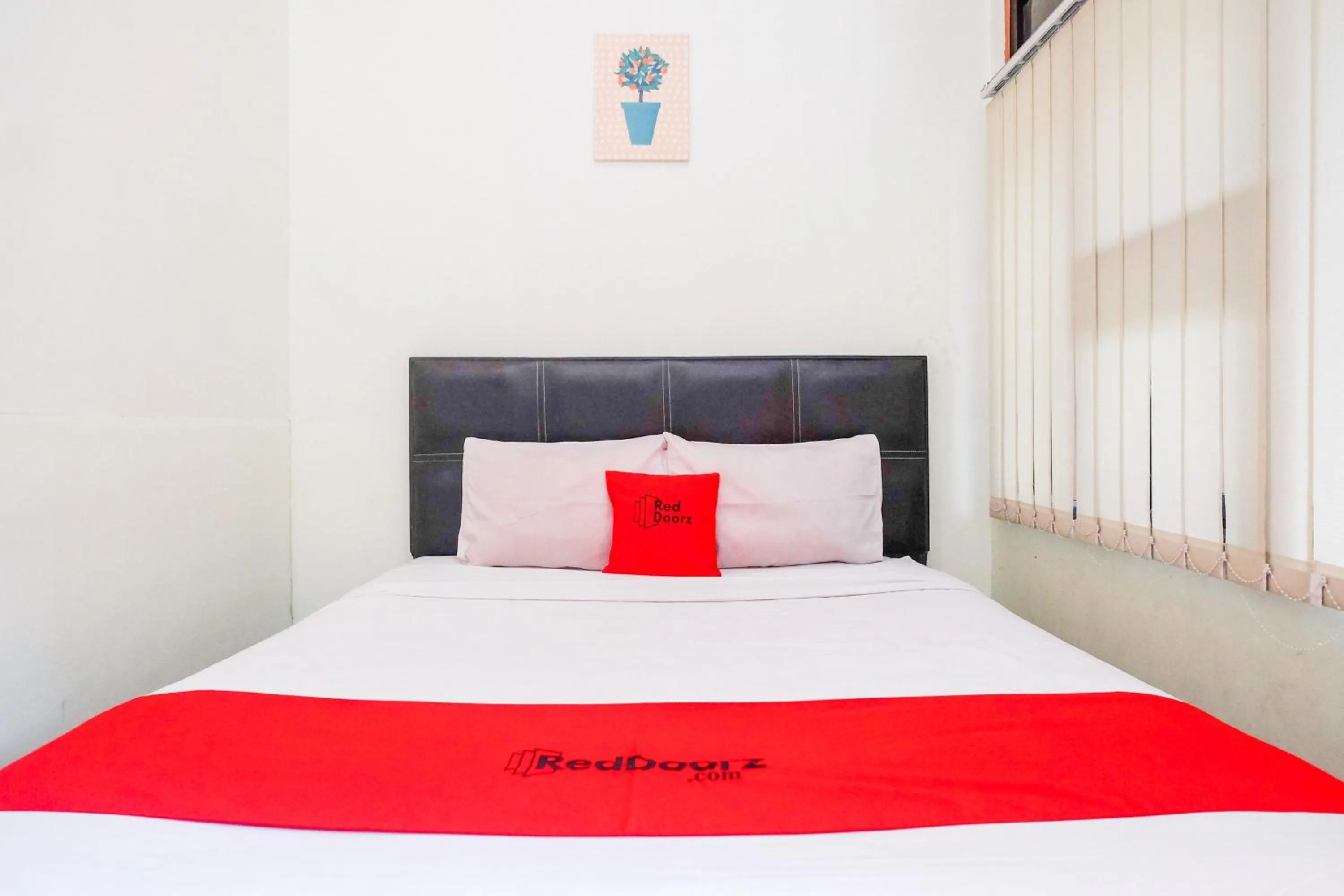 Bedroom, Bed in RedDoorz near Lotte Mart Maguwoharjo Yogyakarta