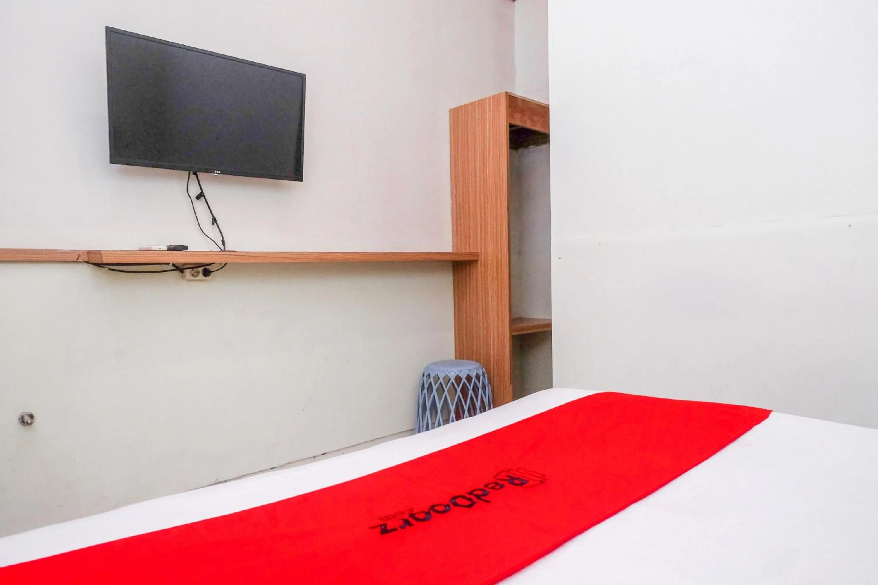 Bedroom, Bed in RedDoorz near Lotte Mart Maguwoharjo Yogyakarta