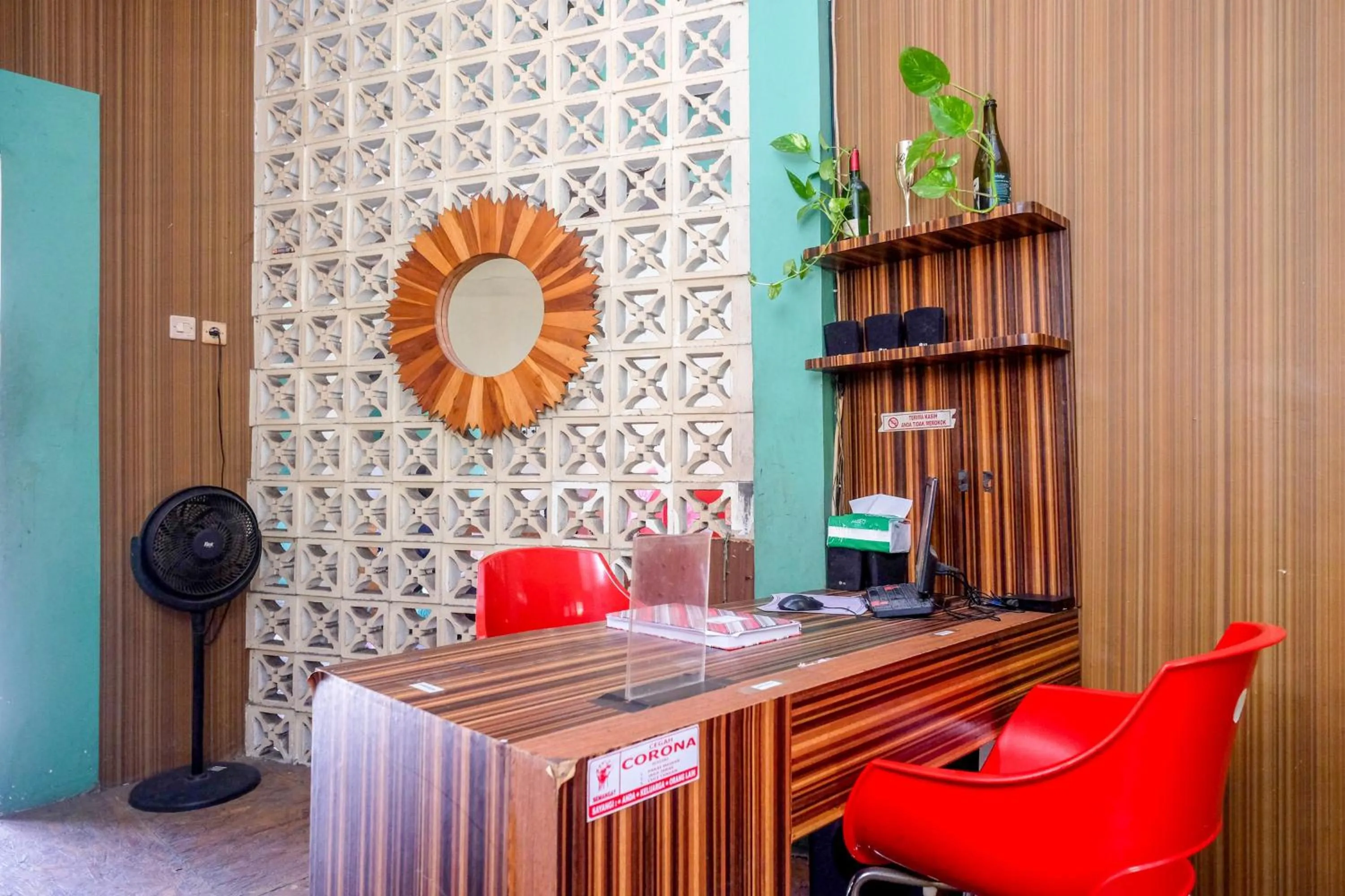 Lobby or reception in RedDoorz near Lotte Mart Maguwoharjo Yogyakarta