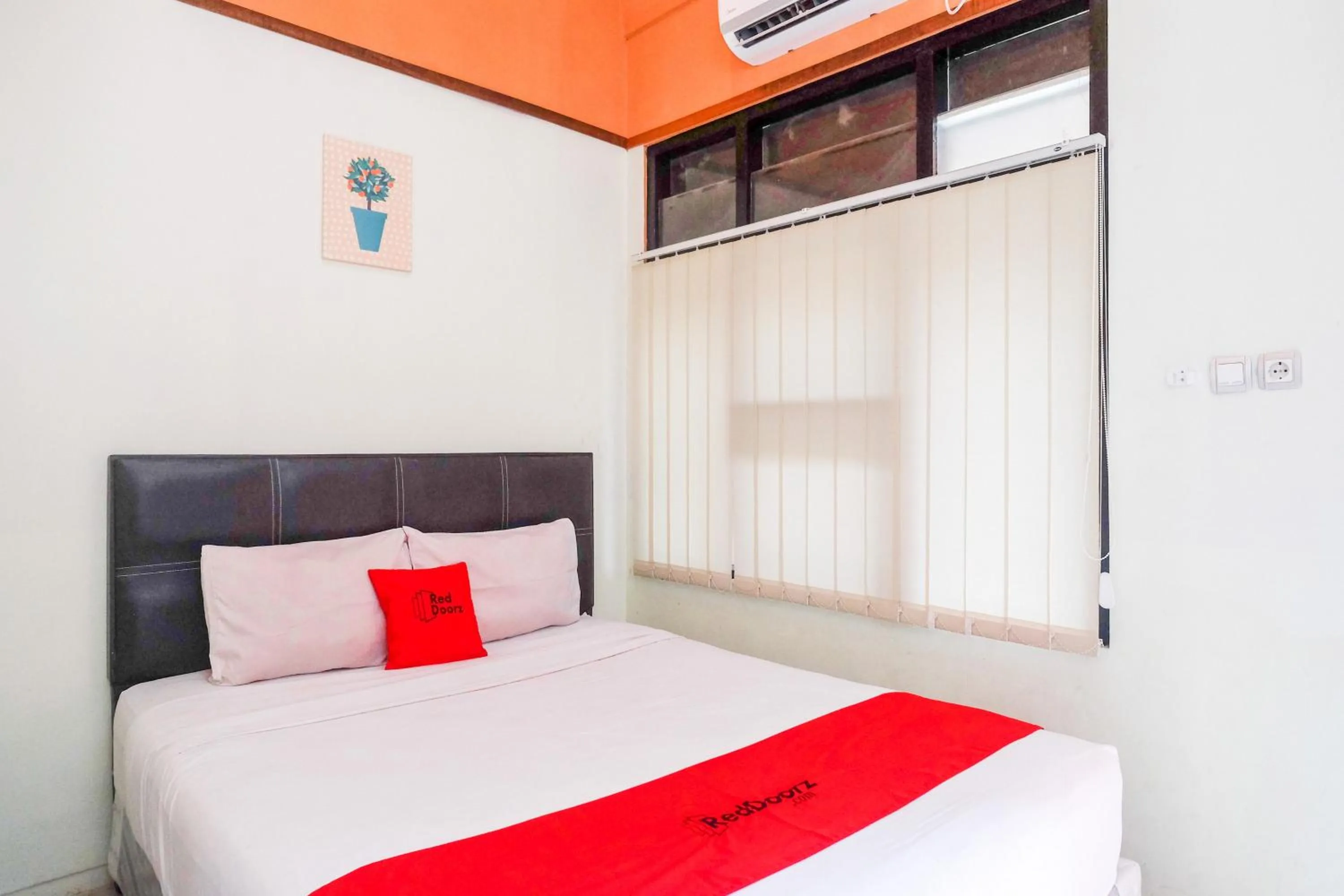 Bedroom, Bed in RedDoorz near Lotte Mart Maguwoharjo Yogyakarta