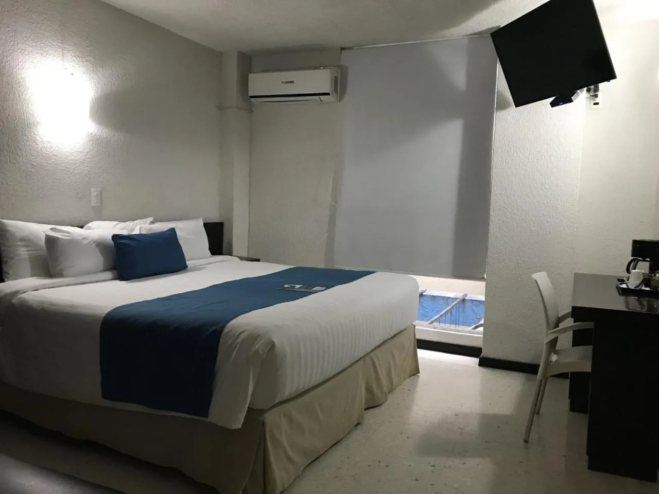 Bathroom, Bed in Hotel Ros Gaud